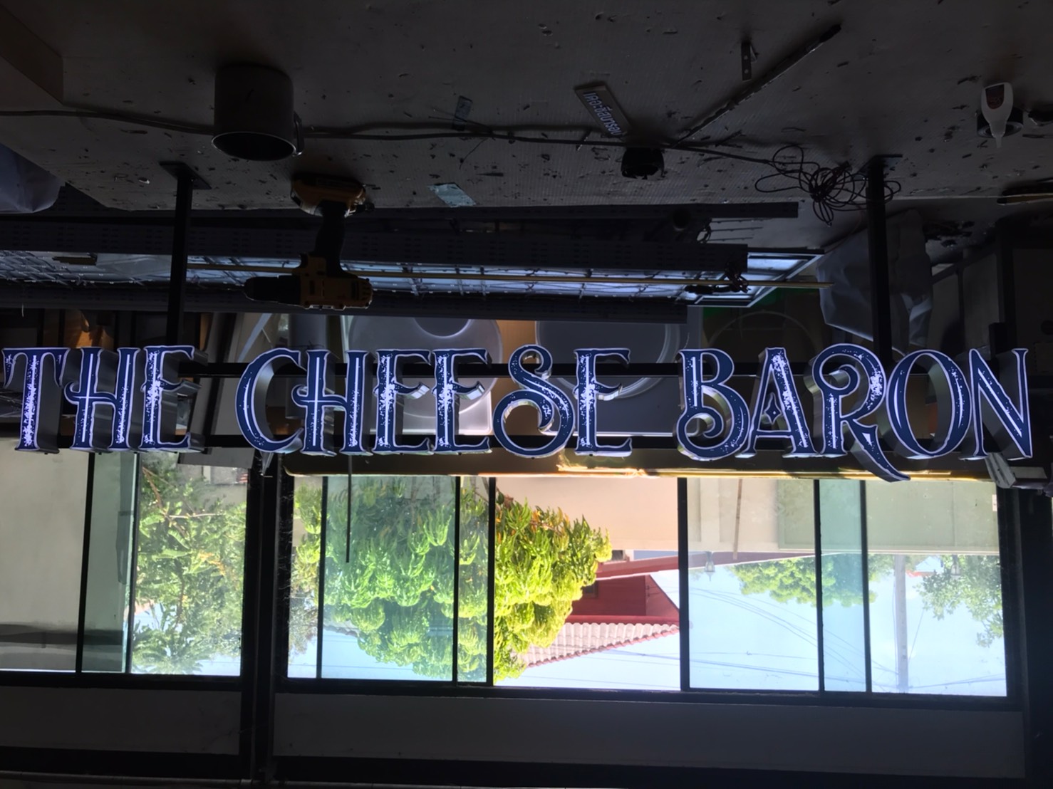 ป้ายไฟแอลอีดีไฟออกหน้าขอบอลูมิเนียม งานTHE CHEESE BARON