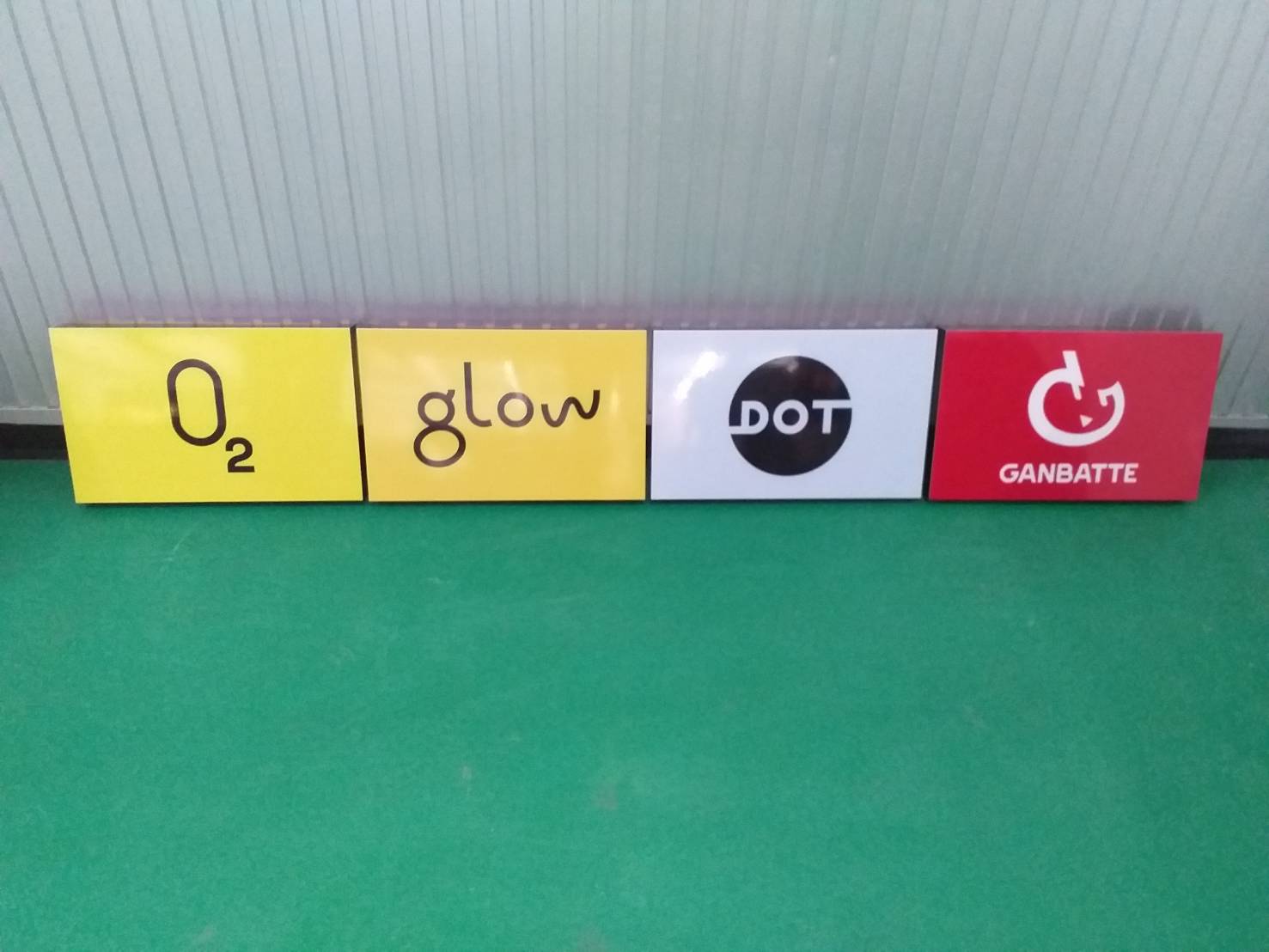 ป้ายอะคริลิค O2 GLOW DOT GANBATTE