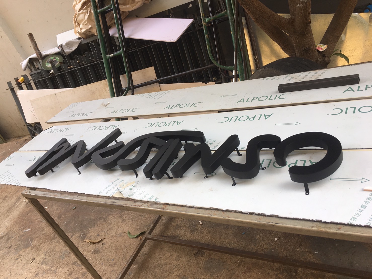 ป้ายไฟอักษรโลหะ ซิ้งค์พ่นสีดำ พร้อมขาลอยไปยึดติด ติดตั้งง่ายมาก งานเพชรแพรว