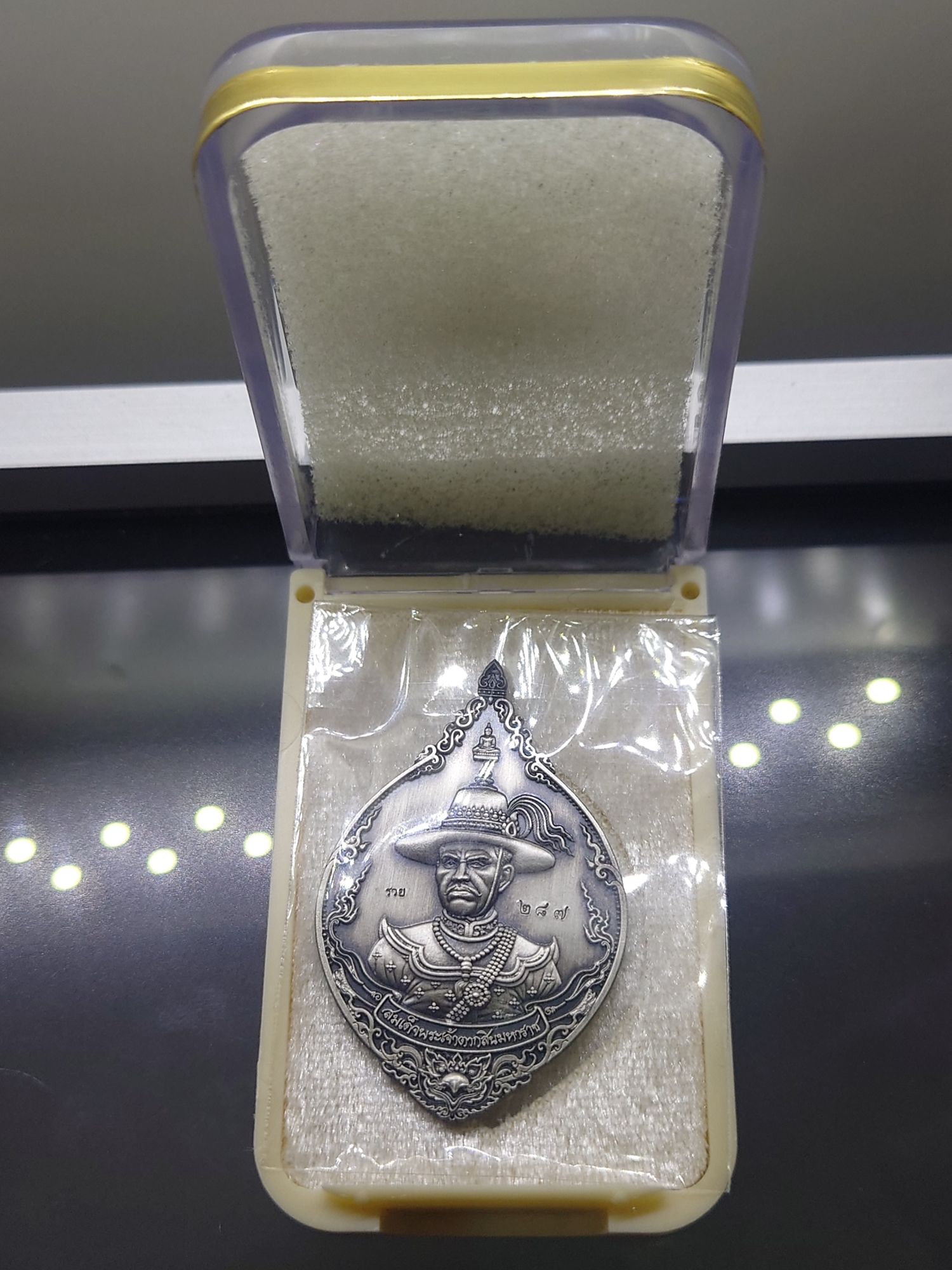 เหรียญสมเด็จพระเจ้าตากสิน เนื้อเงินซาติน รุ่น ชนะศึกปราบไพรี วัดพรานนก อยุธยา ปี2562 พร้อมตลับเดิม