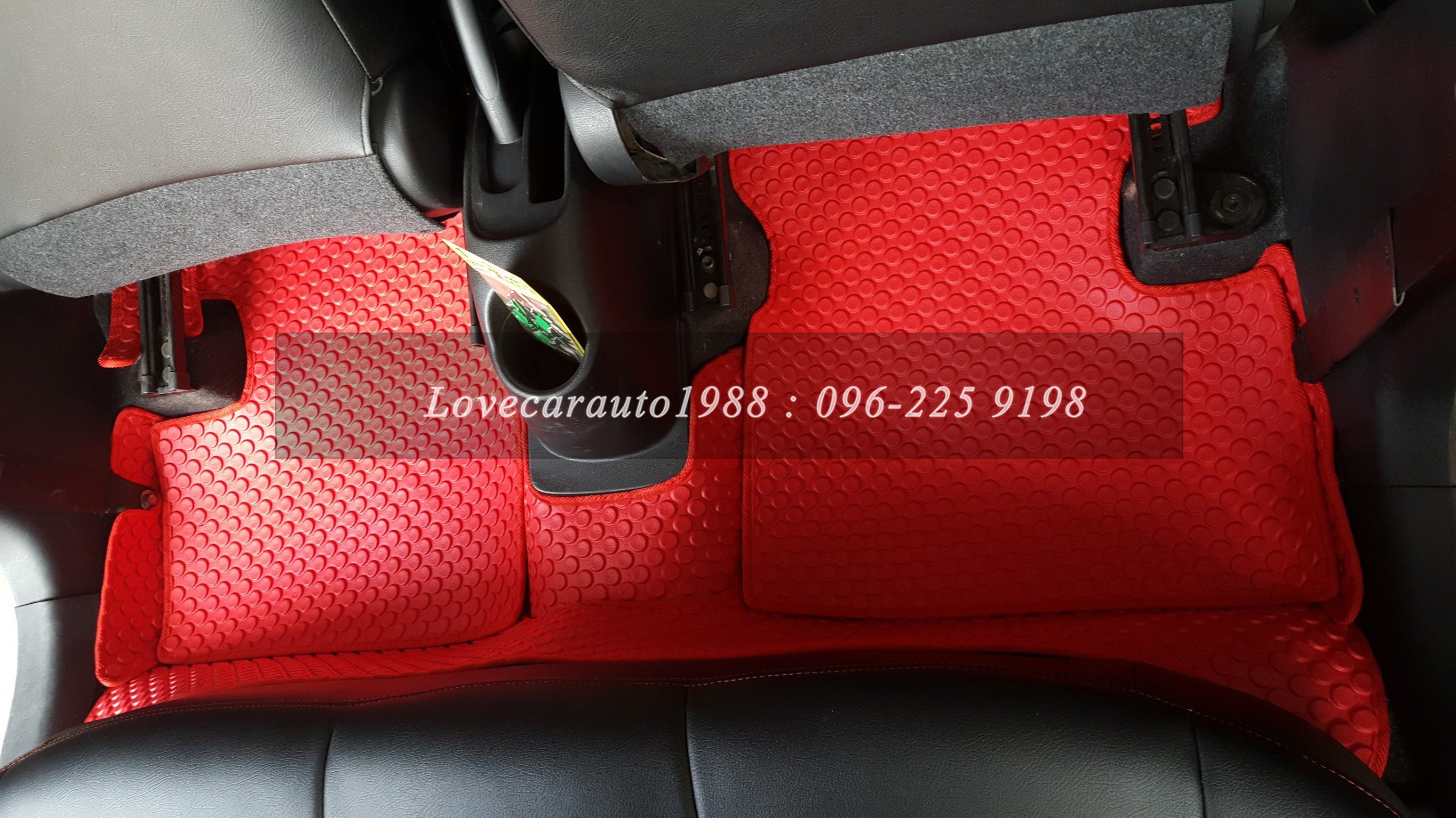 ยางปูพื้นรถยนต์ Nissan March ลายกระดุมสีแดง