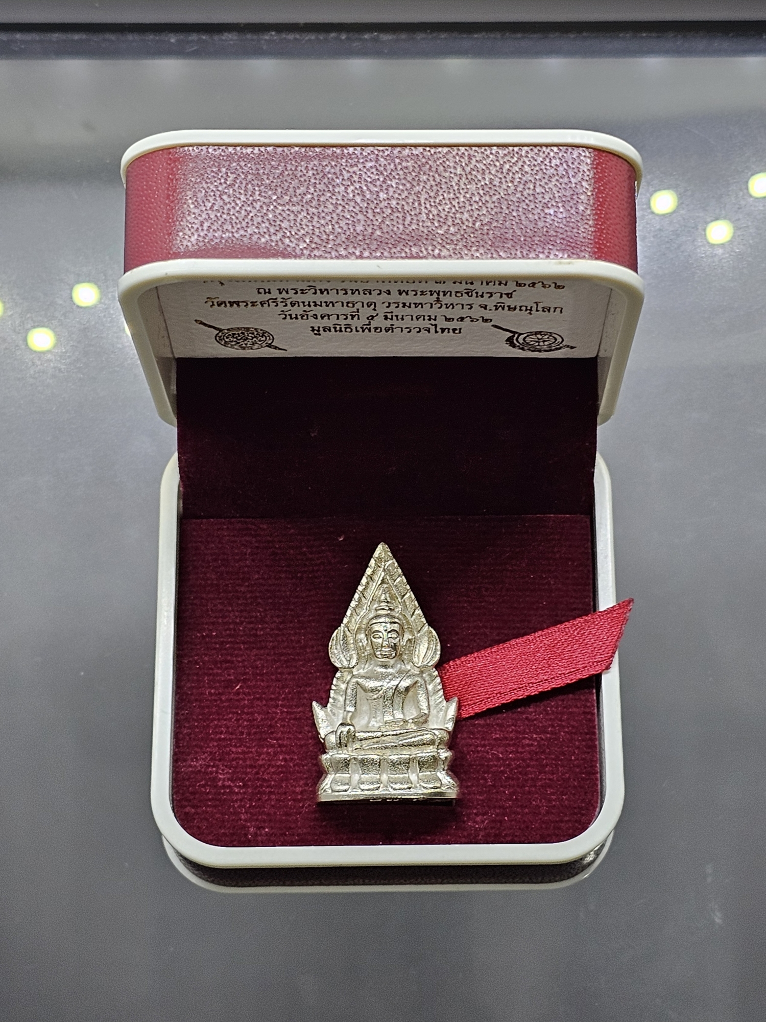 พระพุทธชินราช ลอยองค์ เนื้อเงิน พิมพ์เล็ก กรมตำรวจรุ่นแรก รุ่น “ประวัติศาสตร์” พ.ศ.2562 พร้อมกล่องเดิม