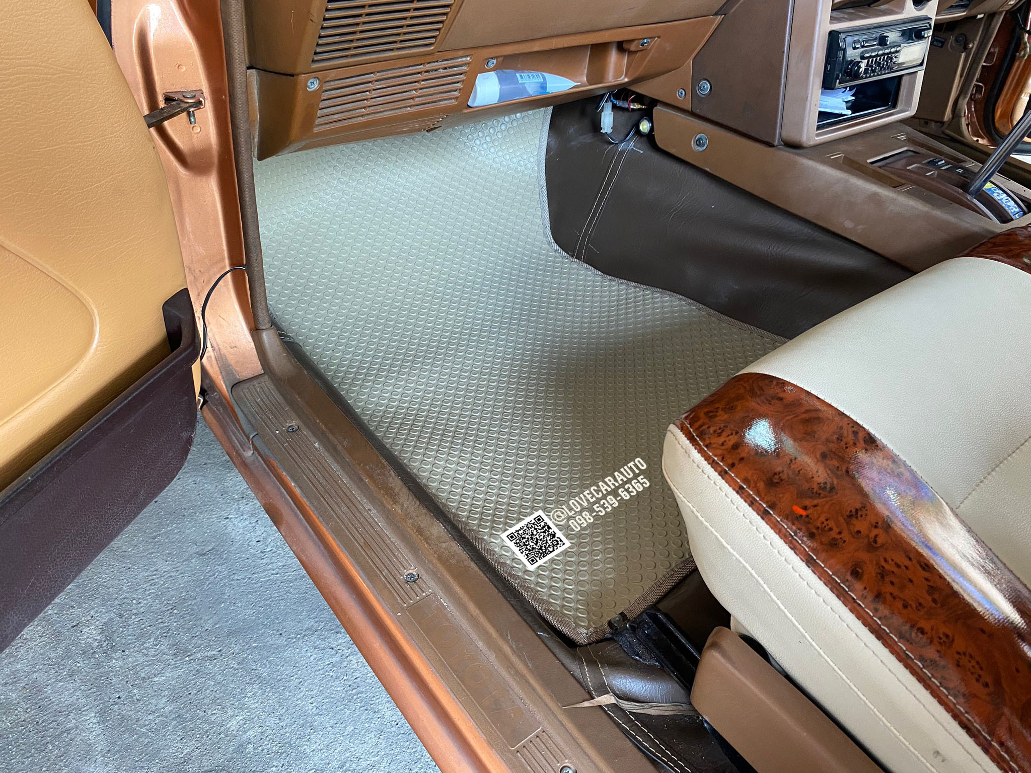 พรมปูพื้นรถยนต์ Toyota CORONA โฉมหน้าแหลม TT141 ผ้ายางPVC กระดุมเล็กสีครีมขอบครีม