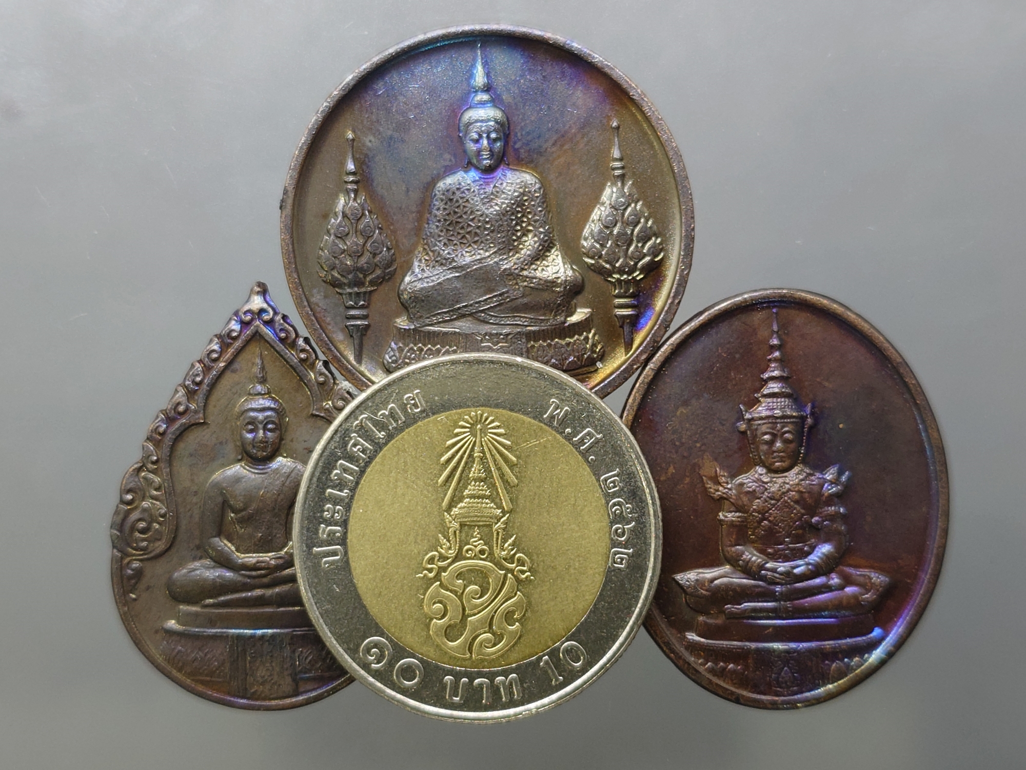 เหรียญพระแก้วมรกต ภปร รุ่นสอง ชุด 3 ฤดู เนื้อทองแดงรมดำ ฉลองกรุงรัตนโกสินทร์ 200 ปี พ.ศ.2525 พร้อมตลับ