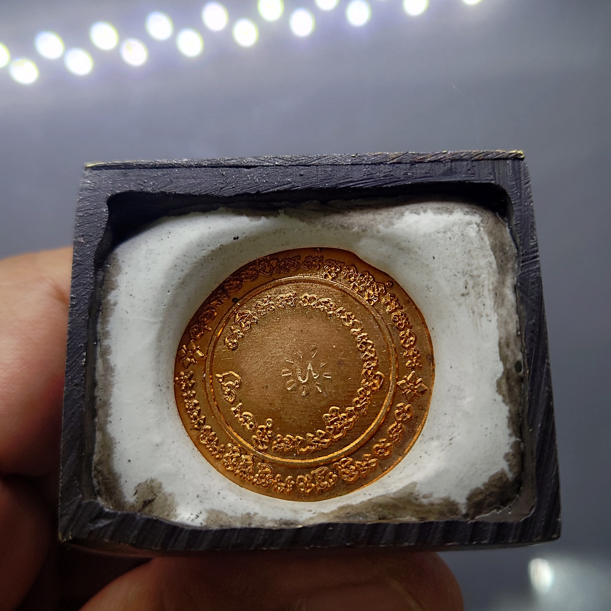 พระบูชา หลวงพ่อทวด วัดช้างไห้ เนื้อโลหะรมมันปู วัดราษฎร์บูรณะ จ.ปัตตานี ปี2555 ขนาด 4.2 x 6.5 ซม.