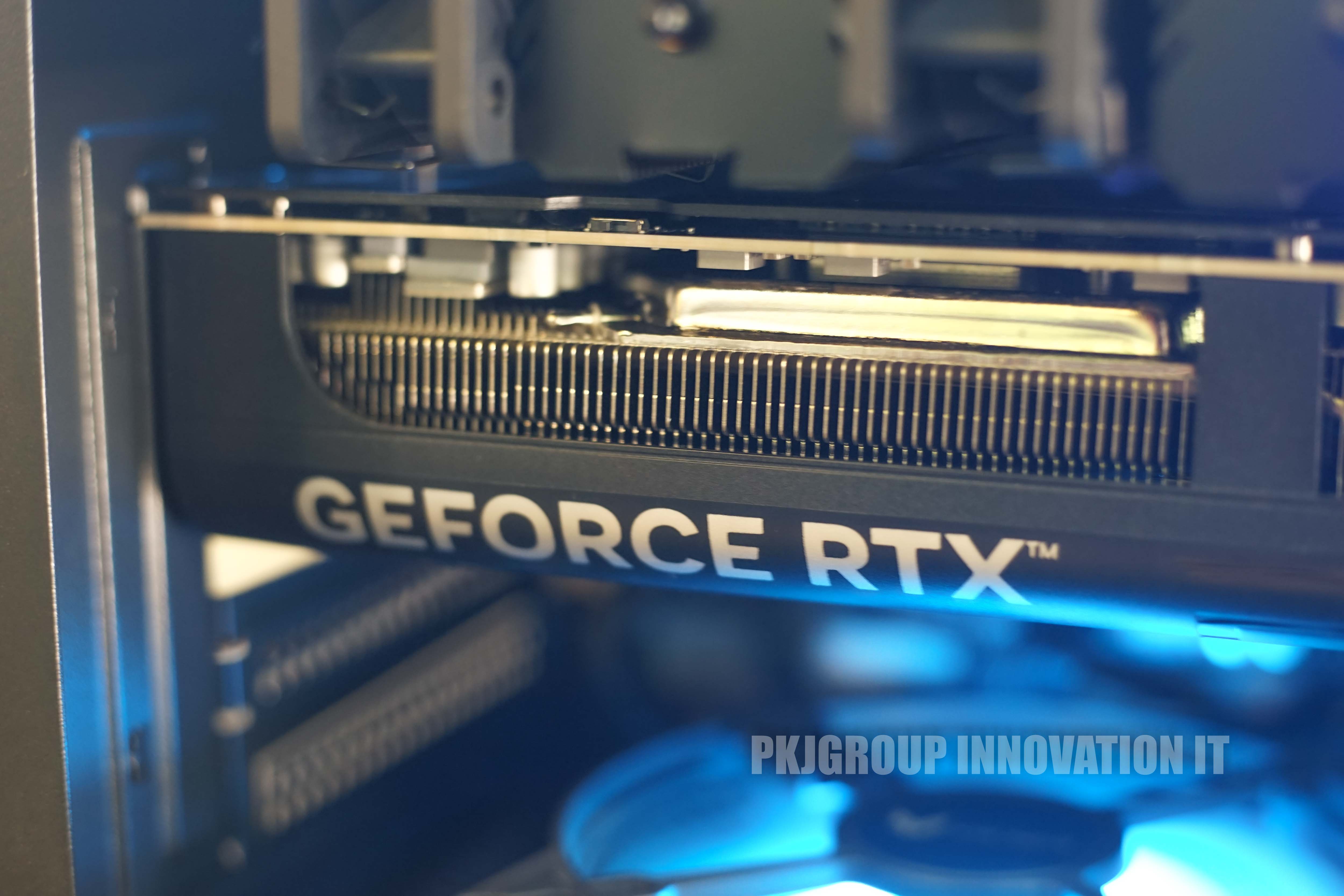 คอมเล่นเกมเคสสวยมือสอง Core Ultra 9 RAM 32 GB SSD 2 ตัว RTX5080 เคสตู้ปลา เครื่องอายุ1-2 เดือน