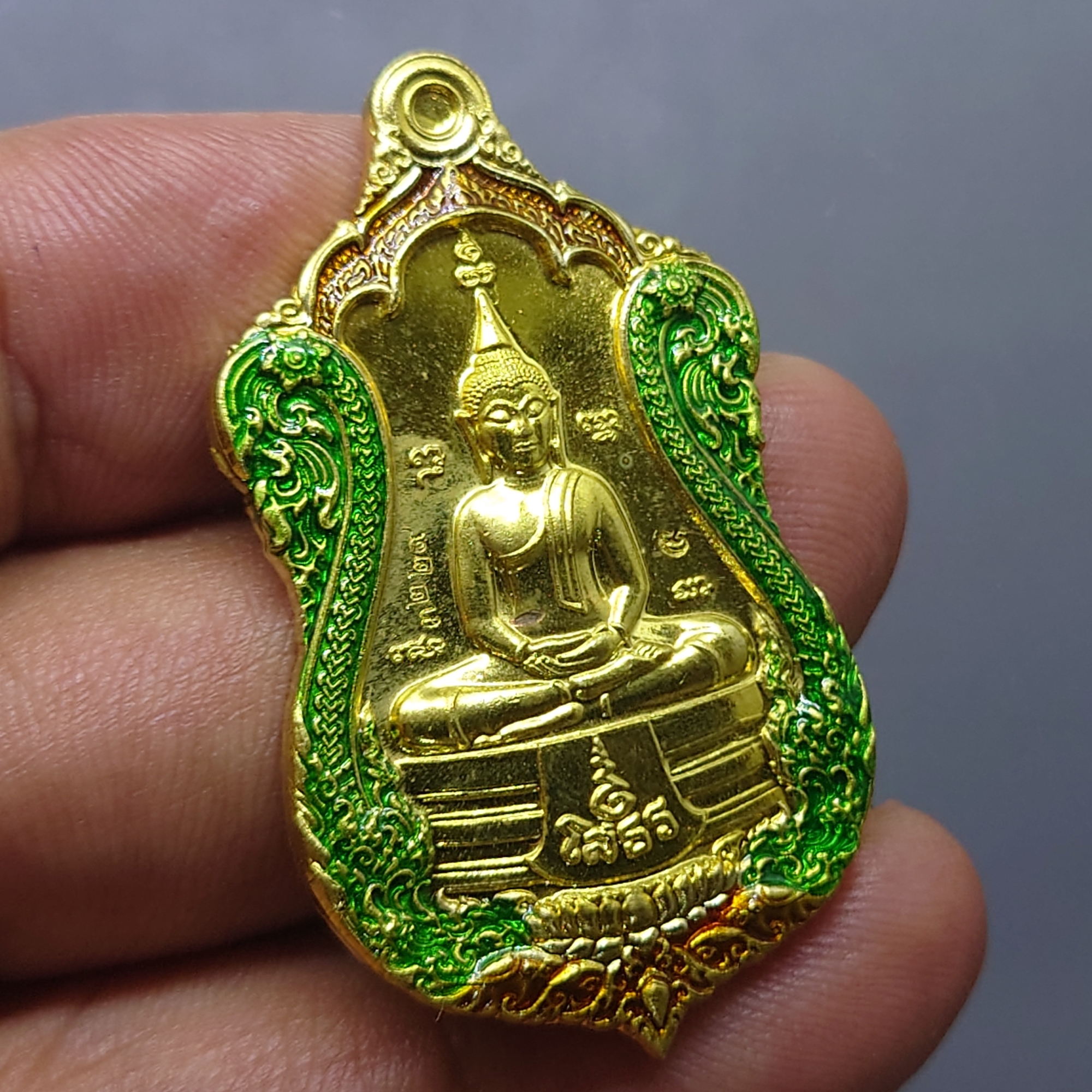 เหรียญหลวงพ่อโสธร หลังท้าวเวสสุวรรณ รุ่นประทารพร เนื้อทองทิพย์ ลงยาขอบ จัดสร้างโดย มูลนิธิมิราเคิล ออฟไลฟ์ พ.ศ.2563