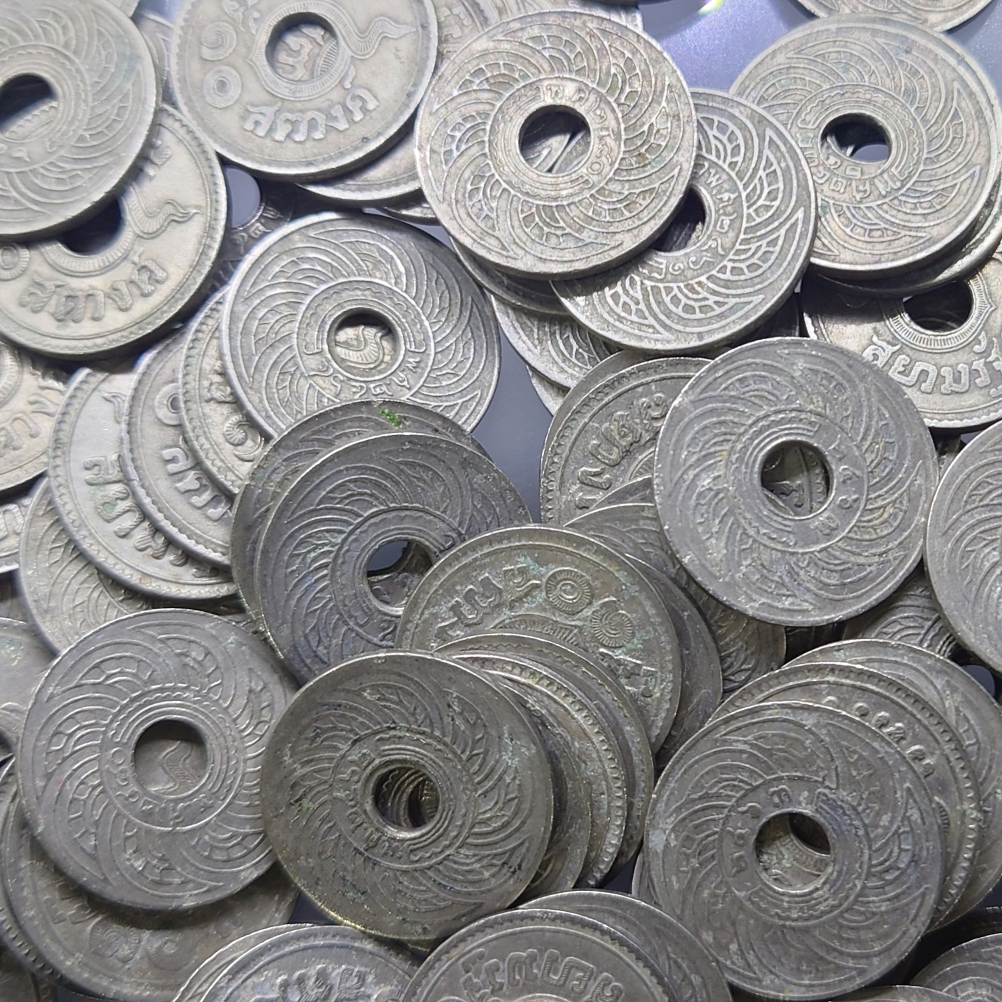 สตางค์รู 10 สตางค์ เนื้อนิเกิล คละปี (ผ่านใช้) ผลิตออกใช้ในสมัย รัชกาลที่ 5 ถึง รัชกาลที่ 8 (ราคาต่อ 1 เหรียญ)