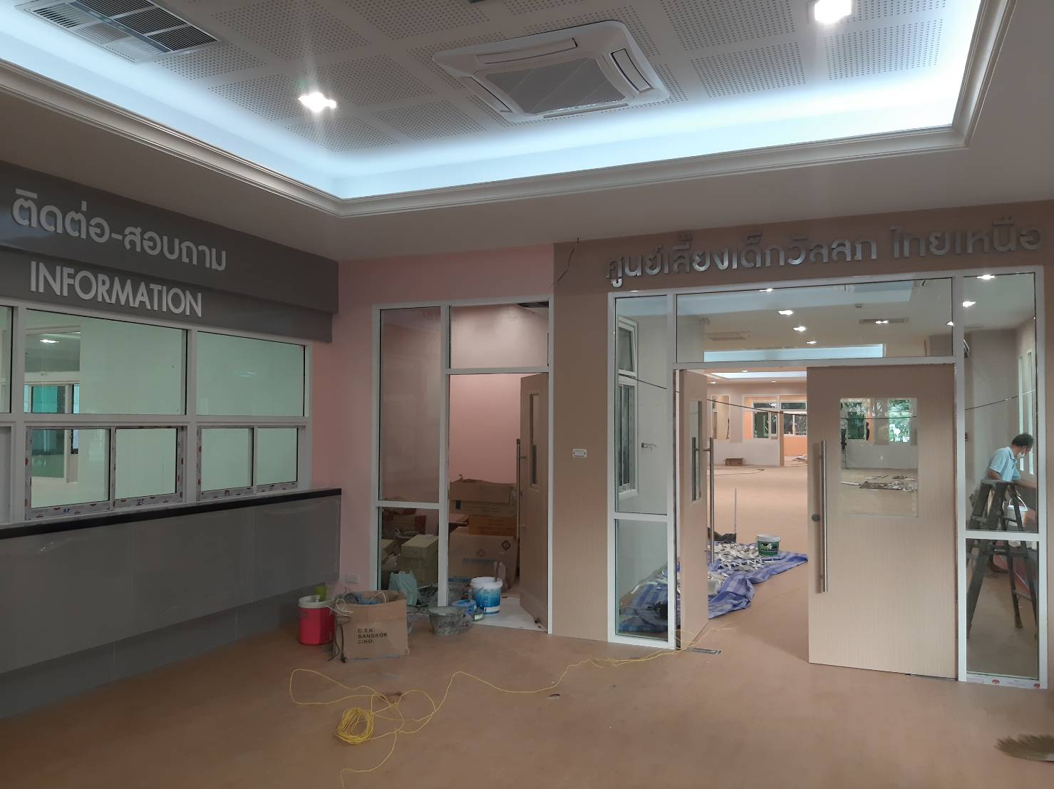 ป้ายตัวอักษรพลาสวู๊ดพ่นสีขาว งานติดต่อสอบถาม