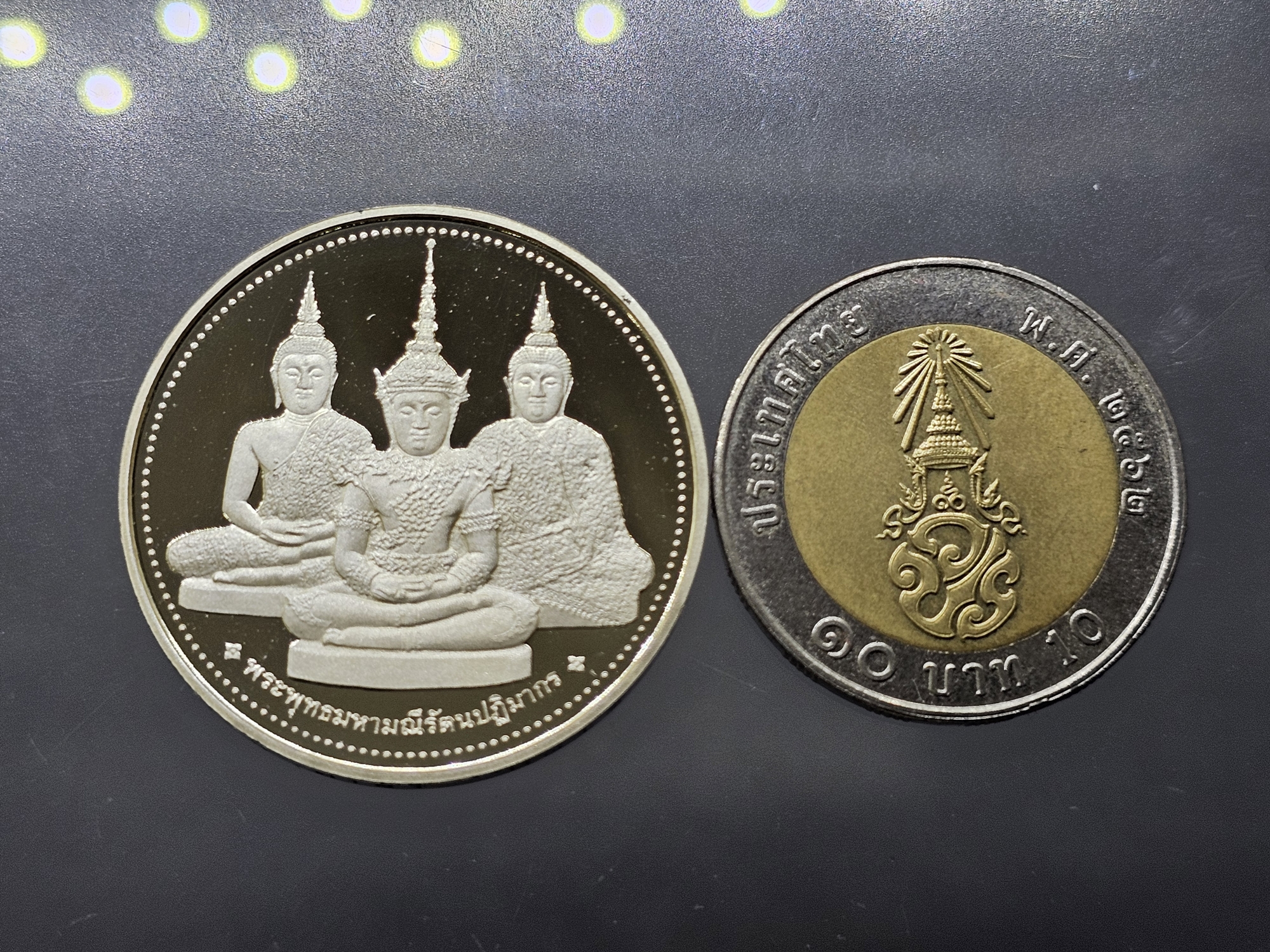 เหรียญพระแก้วมรกต ทรงเครื่อง 3 ฤดู พระจอมเกล้าพระนครเหนือ ปี 2538 เนื้อเงินขัดเงา ขนาด 3.2 ซ.ม. พร้อมกล่องเดิม
