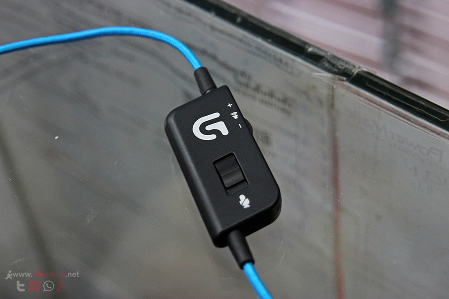 หูฟัง Logitech G430 จะมีไมโครโฟนมาให้ด้วย ซึ่งจะมีไว้สำหรับปิดเสียงไมโครโฟนในกรณีที่เราไม่ต้องการใช้ไมโครโฟน และมีตัวปรับ Volume ซึ่งสามารถปรับได้จากตรงนี้ได้เลยครับ 