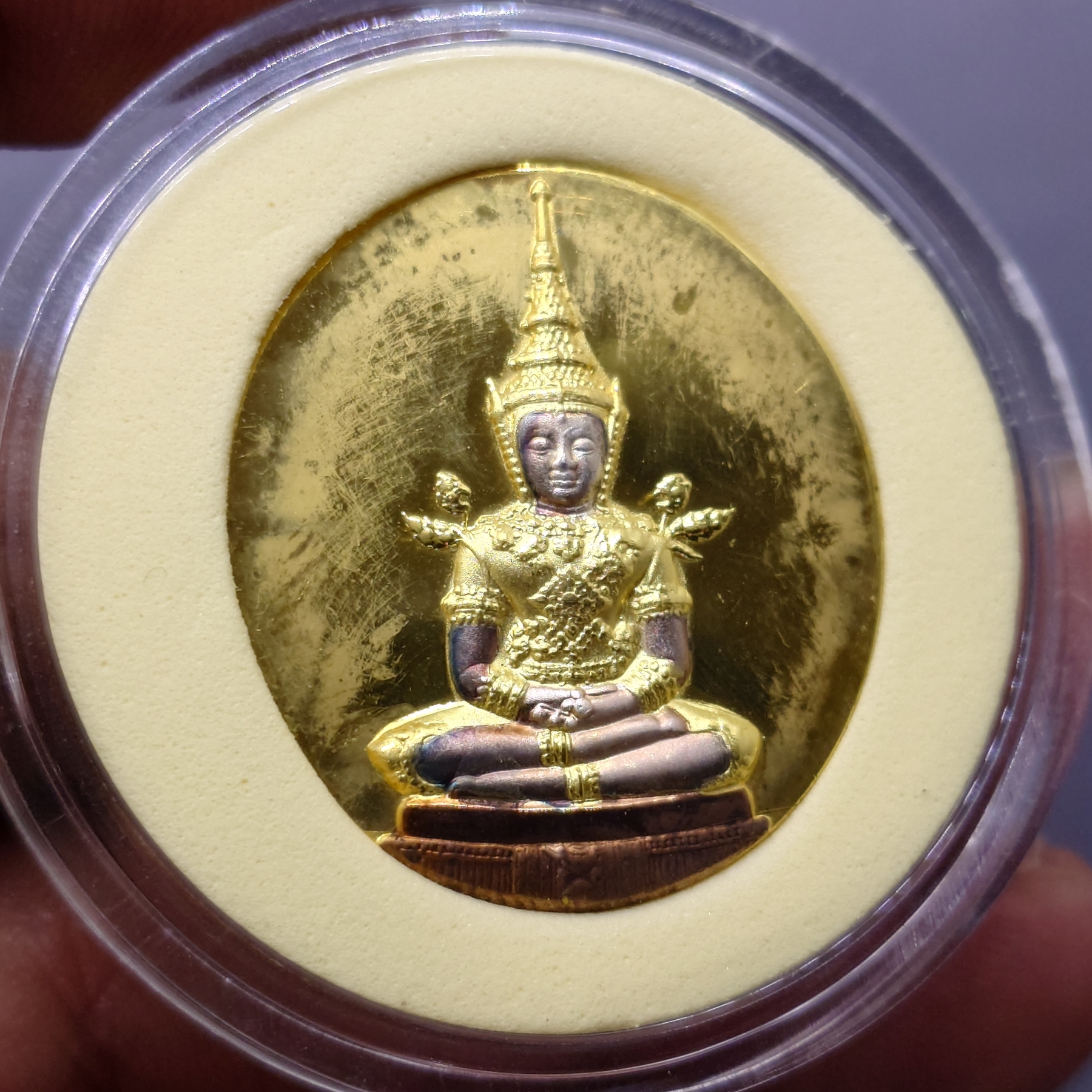 เหรียญพระแก้วมรกต มจร. เนื้อสามกษัตริย์ พิธีมหาพุทธาภิเษก ณ พระอุโบสถวัดพระศรีรัตนศาสดาราม ปี2543