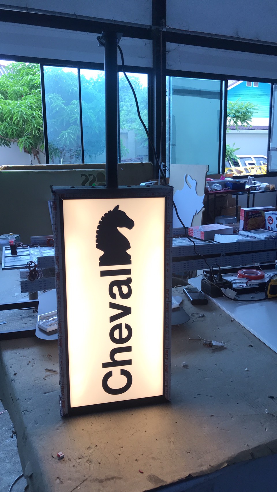ป้ายไฟLED กล่องไฟอลูมิเนียมสีดำ งานCHEVALหัวม้า