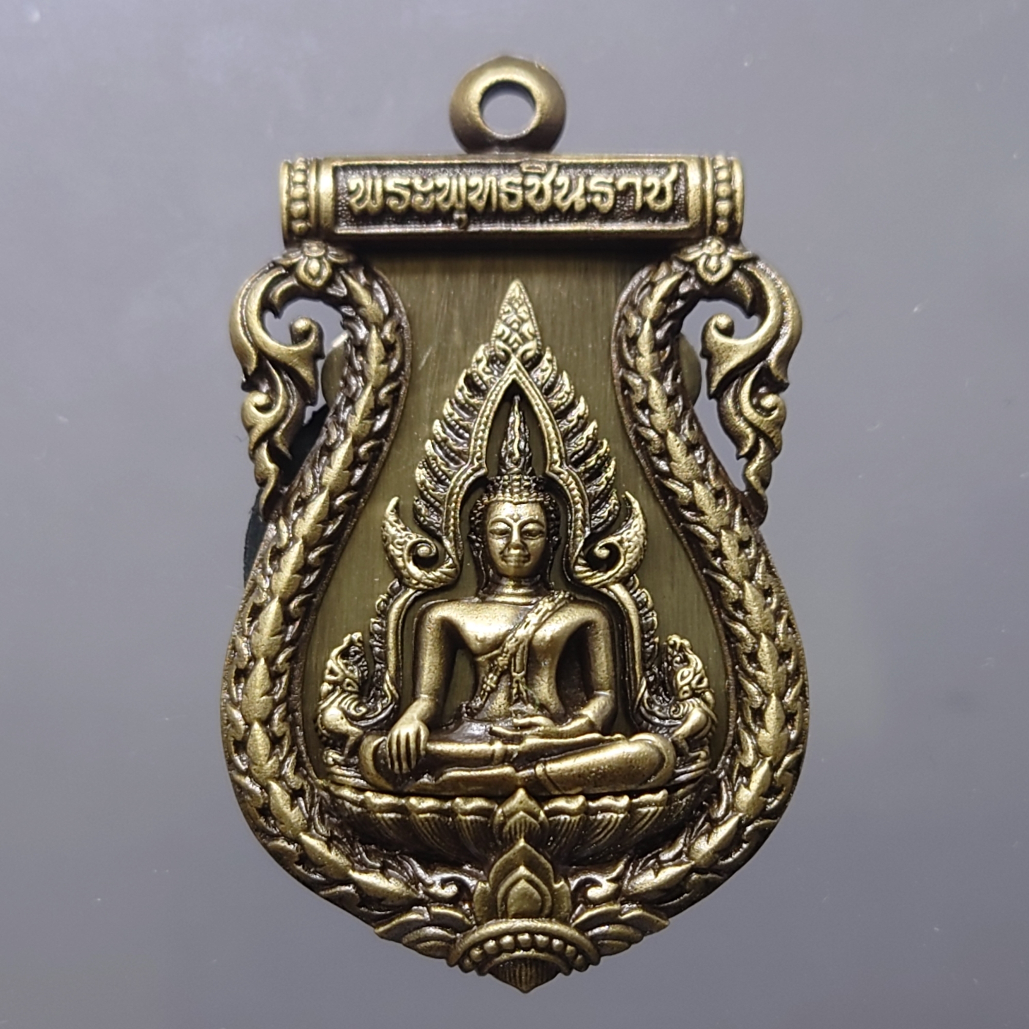 พระพุทธชินราช อินโดจีน เสมาฉลุลาย กรมตำรวจรุ่นแรก รุ่น “ประวัติศาสตร์” เนื้อทองขาวนอก ปี2562 พร้อมกล่องเดิม