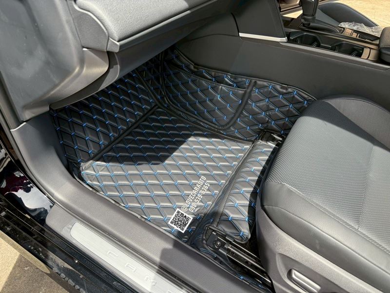 พรมปูพื้นรถยนต์ 6D Toyota Camry 2025 VVIPด้ายคู่ สีดำด้ายน้ำเงิน
