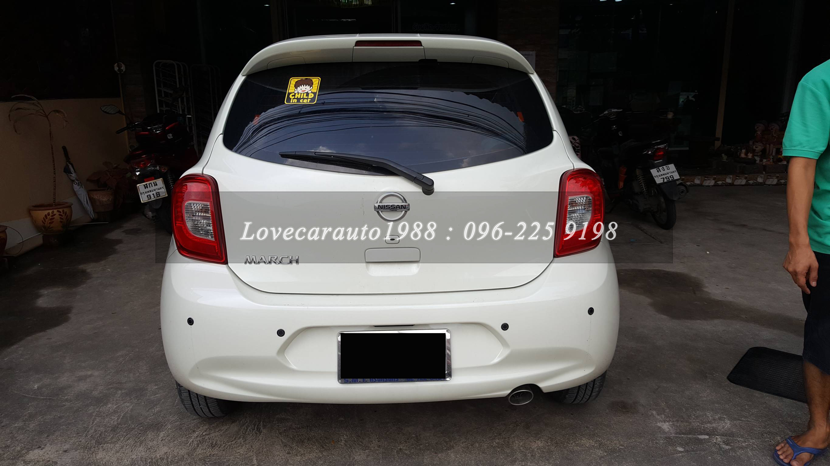 ยางปูรถยนต์ Nissan march ลายธนูสีเทาขอบดำ