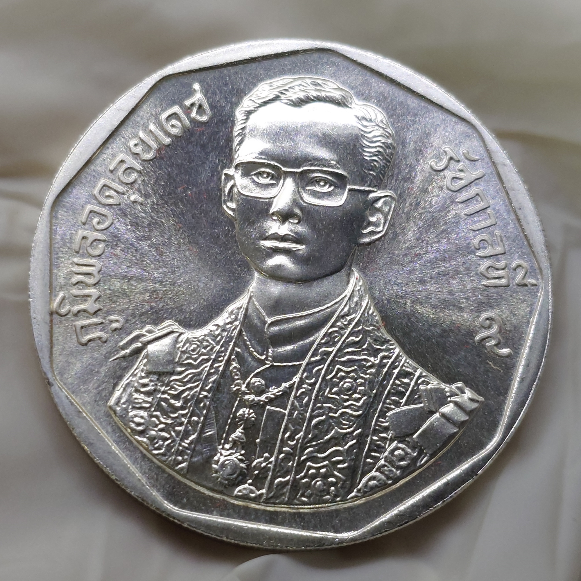 เหรียญเงิน 600 บาท ที่ระลึกพระราชพิธีรัชมังคลาภิเษก รัชกาลที่ 9 ปี พ.ศ.2531 ไม่ผ่านใช้