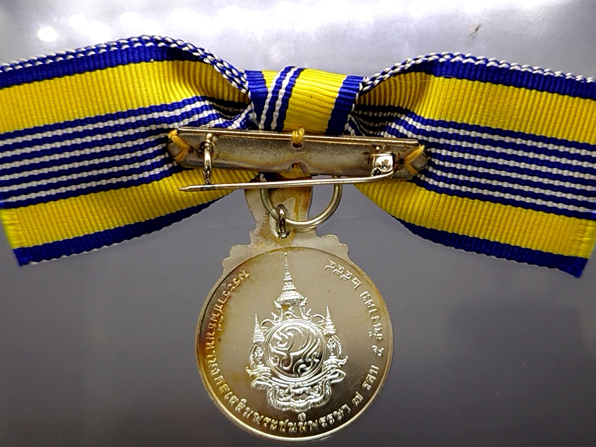 เหรียญประดับแพรแถบ รัชกาลที่ 9 ที่ระลึกพระราชพิธีมหามงคลเฉลิมพระชนมพรรษา 7 รอบ เนื้อเงิน ปี2554 (แบบสตรี)