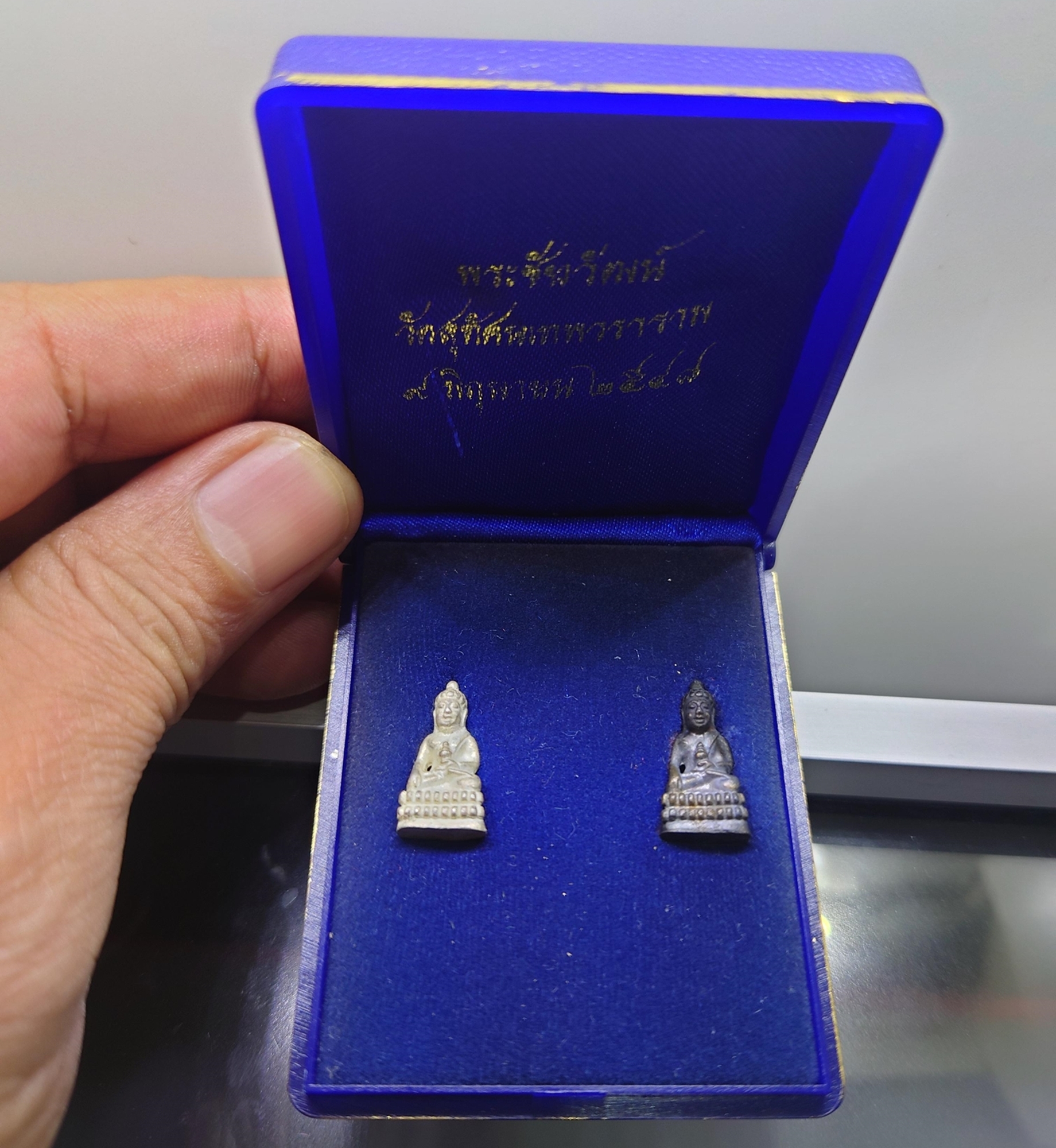 พระชัยวัฒน์ (ชุด 2 องค์ เนื้อเงิน เนื้อนวะ สูง 1.8 เซ็น) วัดสุทัศนเทพวราราม พ.ศ.2548 พร้อมกล่องเดิม ฝากล่องชำรุด