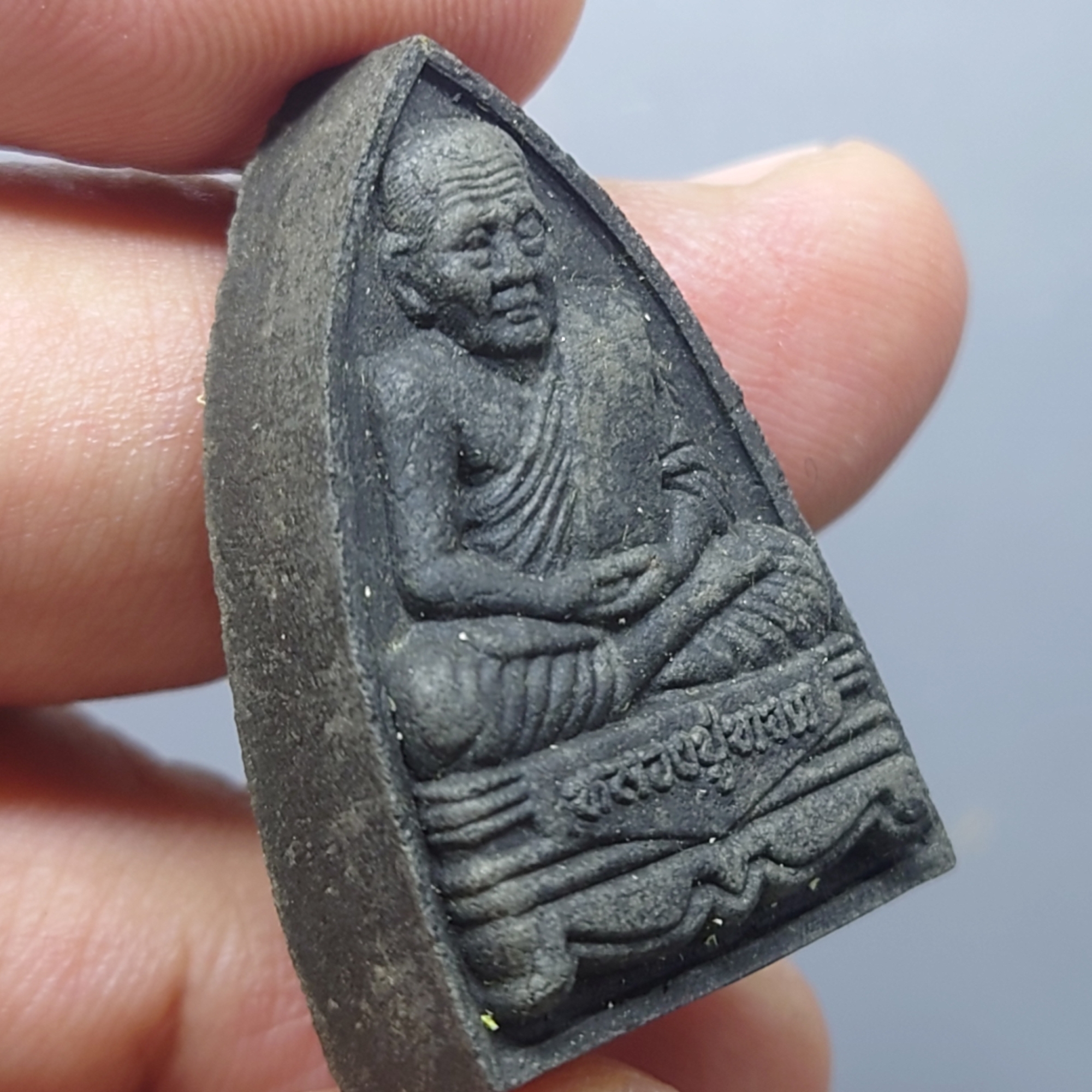 หลวงปู่ทวด ภ.ป.ร. เนื้อว่าน ทรงกลีบบัว (พิมพ์เตารีด) พิธีพุทธาภิเษก ณ พระอุโบสถ วัดพระศรีรัตนศาสดาราม พ.ศ.2547 พร้อมกล่องเดิม