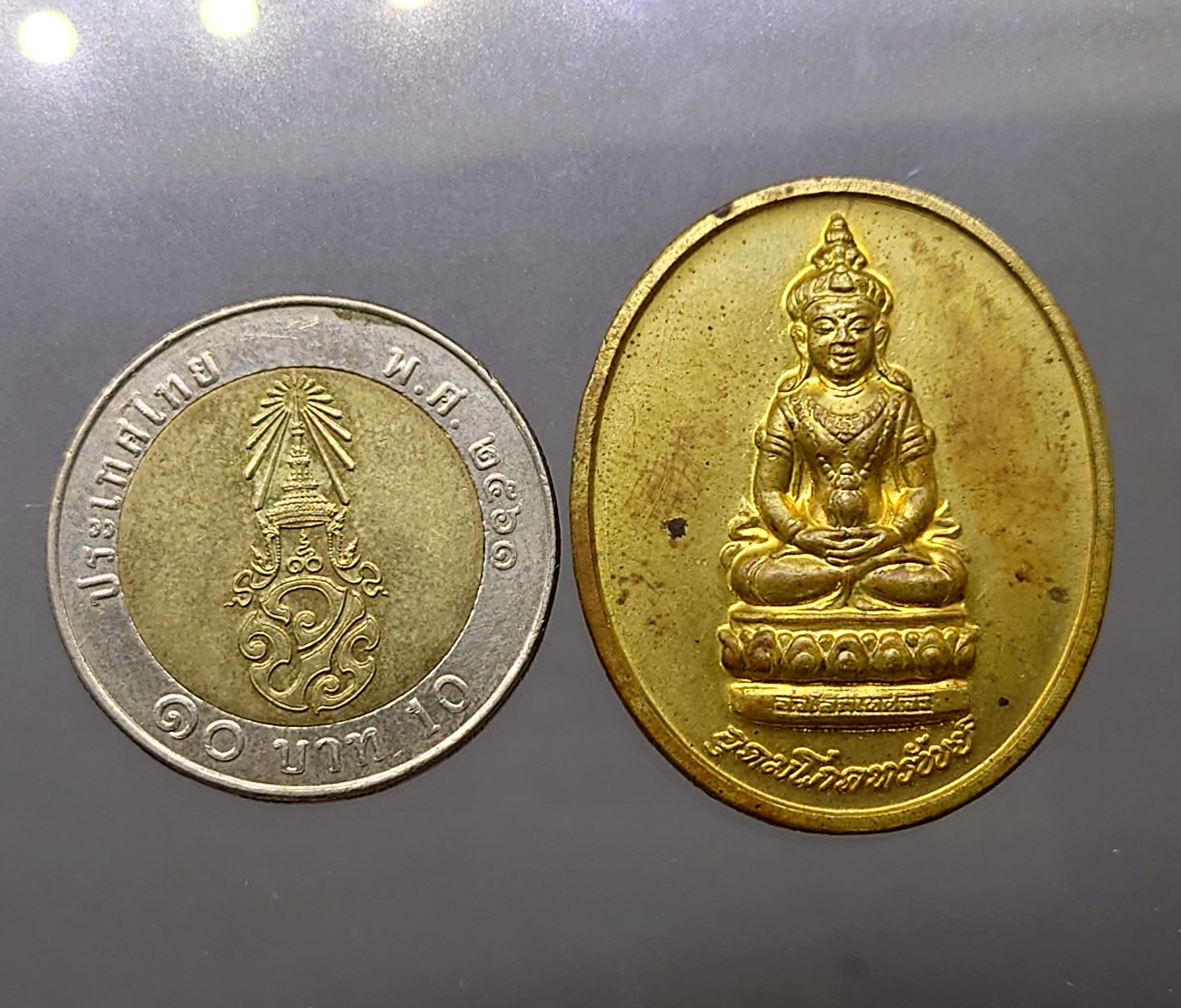 เหรียญอวโลกิเตศวร รุ่นอุดมโภคทรัพย์ อนุสรณ์มรณภาพ 10 ปี พระโพธิ์แจ้งมหาเถระ ปฐมเจ้าอาวาส วัดโพธฺ์แมนคุณาราม 2539 พร้อมกล่องเดิม