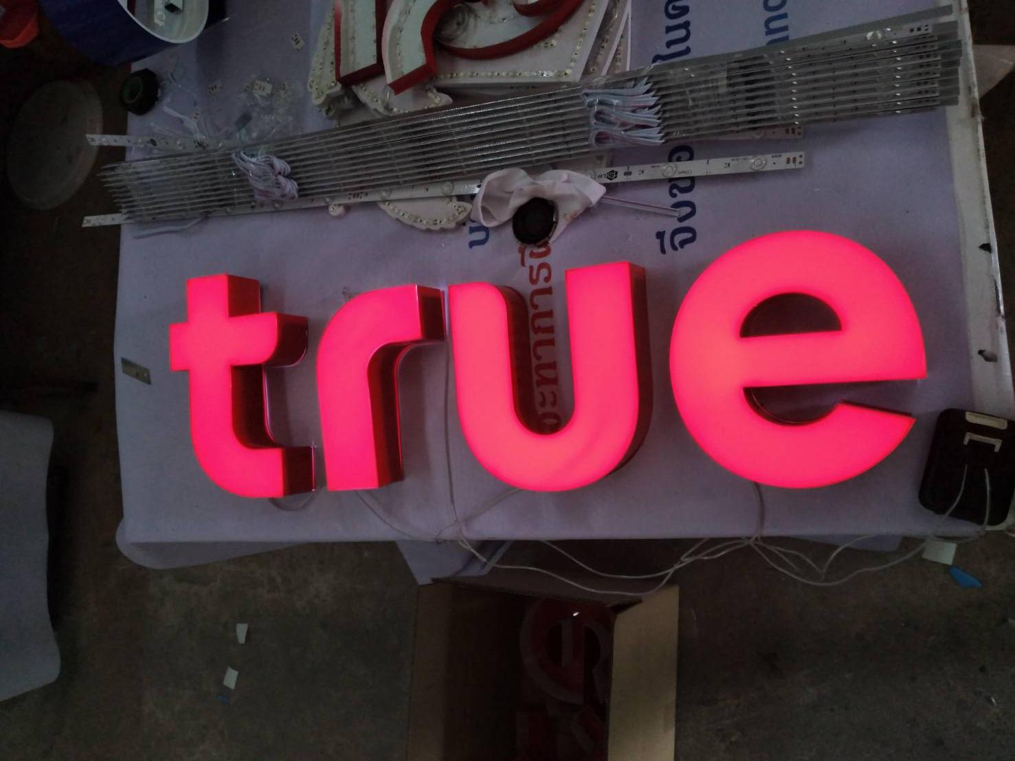 ป้ายตัวหนังสือไฟออกหน้า งานTRUE HEALTH