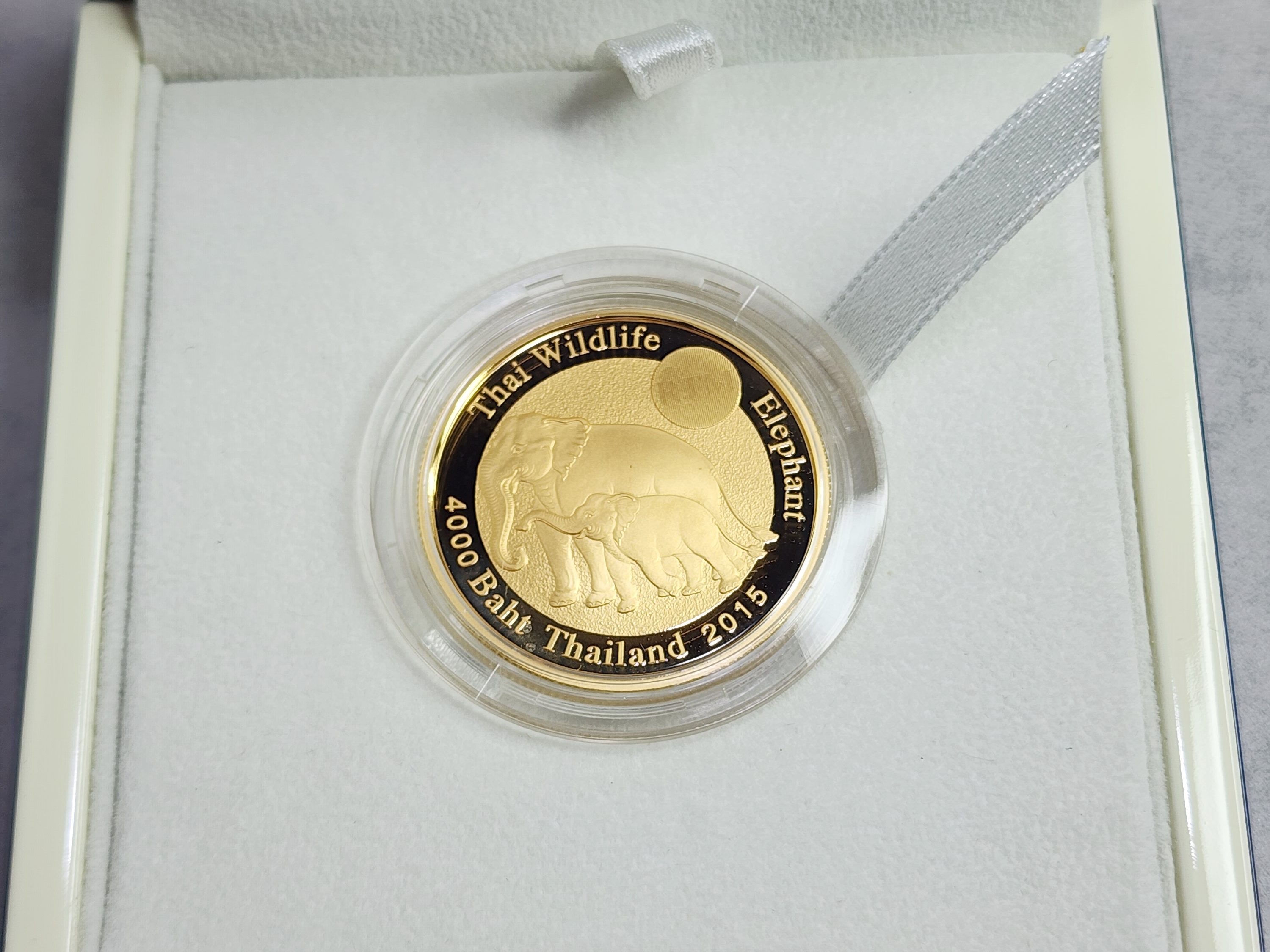 เหรียญทองคำขัดเงา ครบชุด 3 เหรียญ ที่ระลึกช้างไทย (ช้างแม่ลูก) พร้อมกล่องเดิมๆ สร้างน้อย หายาก พ.ศ.2559