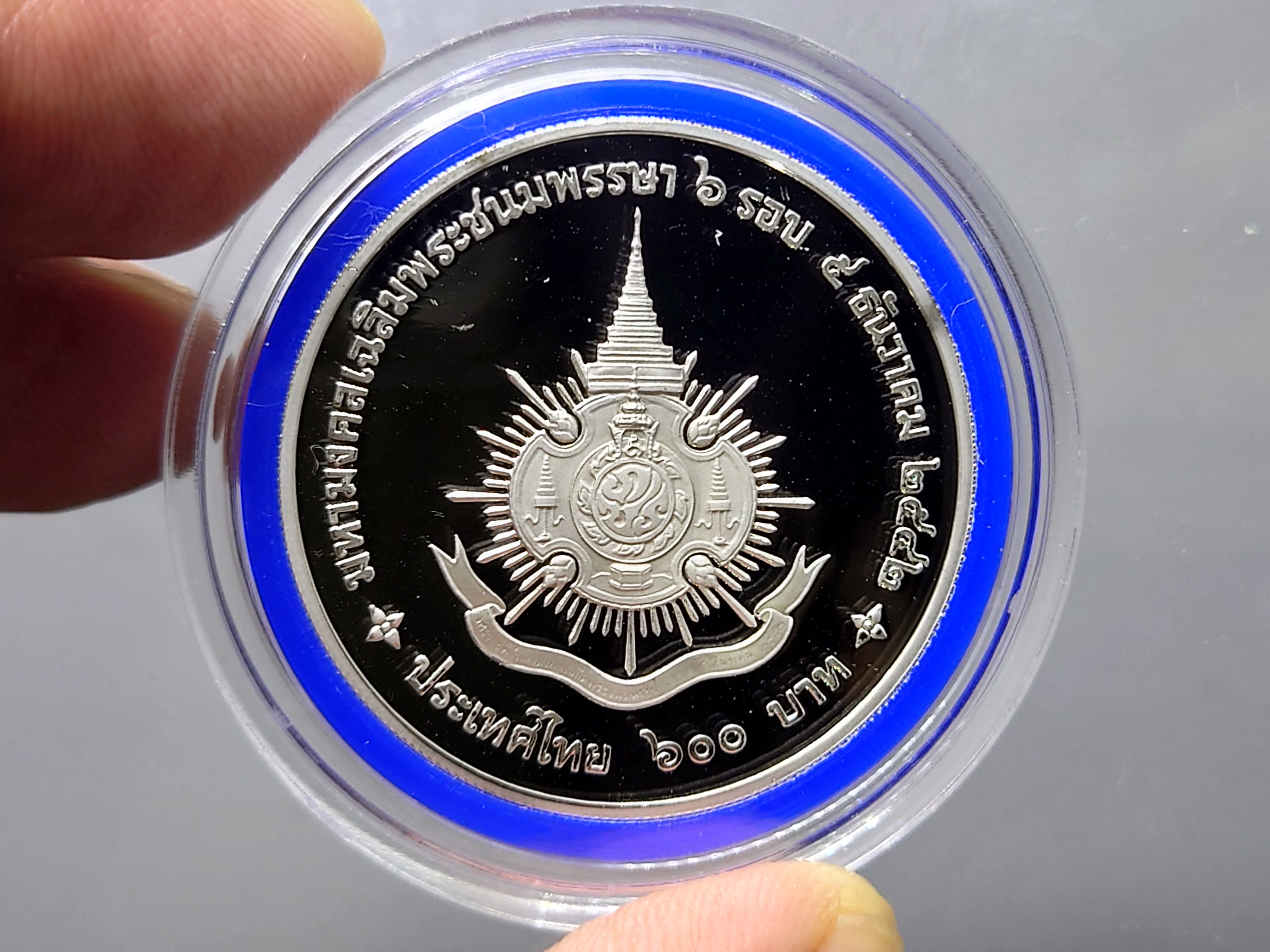 เหรียญเงินขัดเงา 600 บาท ที่ระลึก 6 รอบ ในหลวงรัชกาลที่9 พร้อมกล่องหนังใบเซอร์