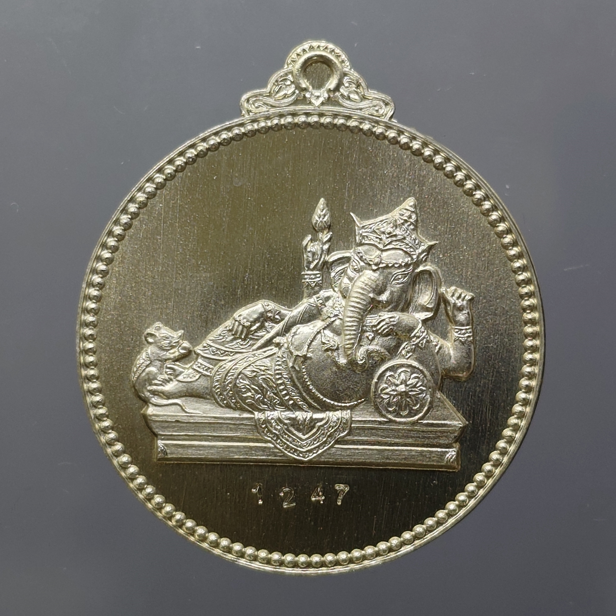 เหรียญพระพิฆเนศ "ไสยาสน์คเณศ" เนื้ออัลปาก้า รุ่น เสวยสุข วัดสมานรัตนาราม ปี2559 พร้อมตลับเดิม