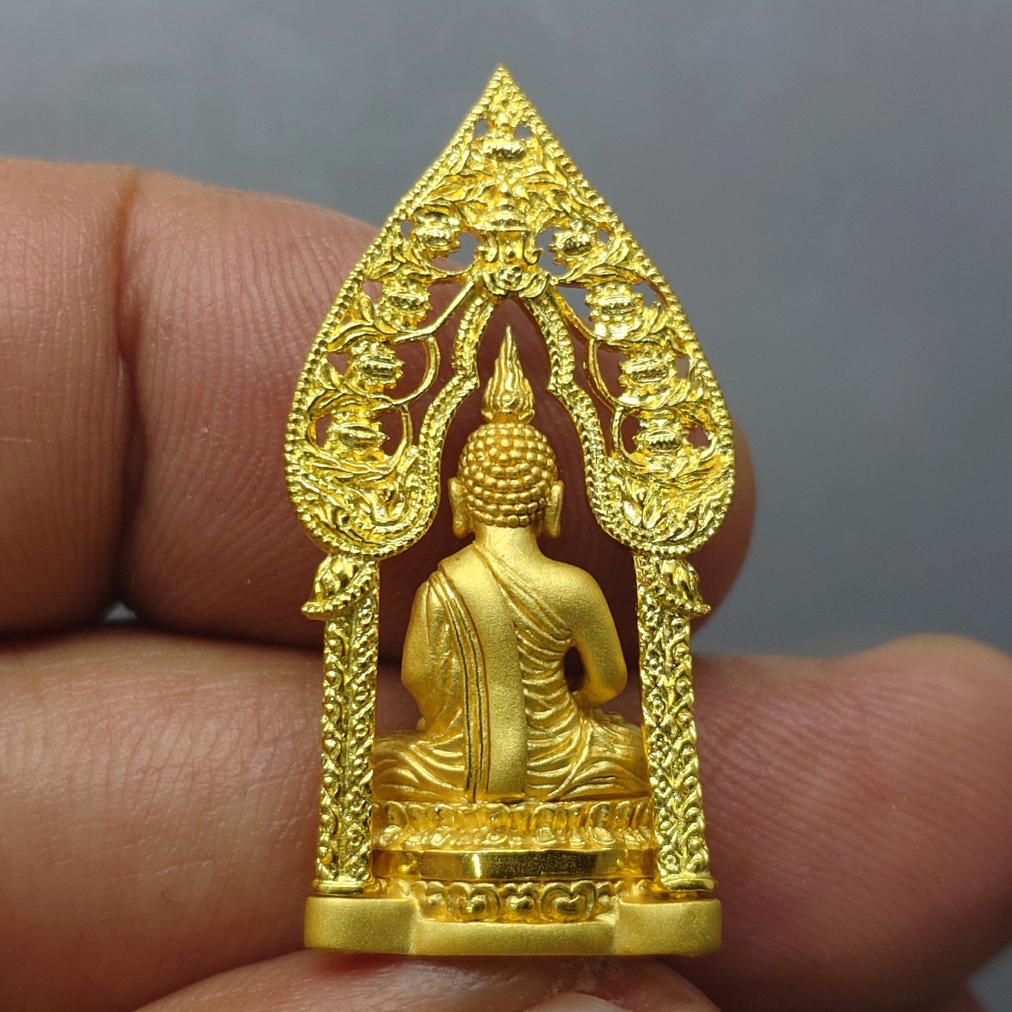 ชุดกรรมการ 5 องค์ พระกริ่งทองคำ 99.99% พระนิรันตราย (จำลอง) สองกษัตริย์ สมาคมนิสิตเก่าจุฬาลงกรณ์มหาวิทยาลัย ในพระบรมราชูปถัมภ์ จัดสร้าง ปี2552 พร้อมกล่องเดิมๆ สวยงาม