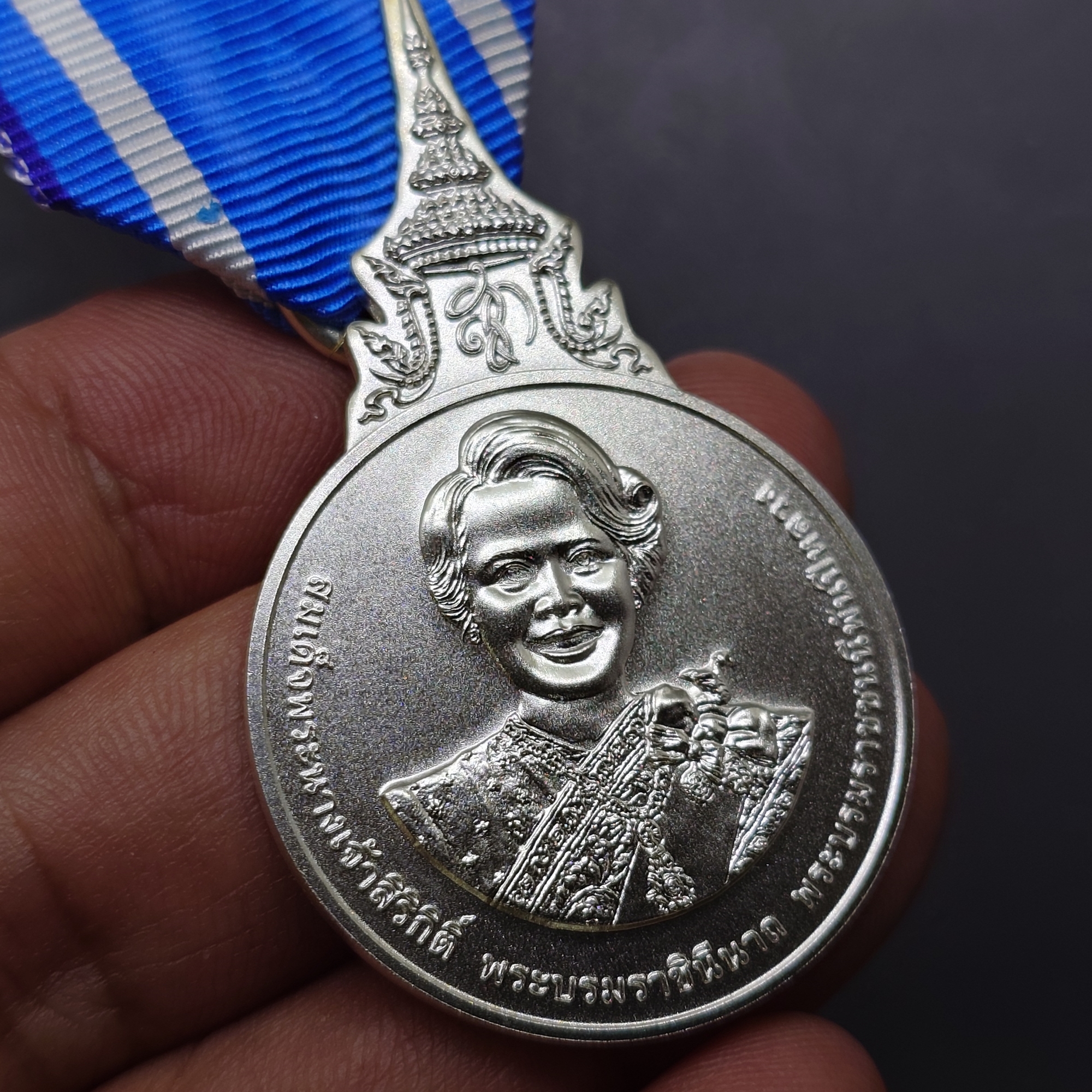 เหรียญที่ระลึกประดับแพรแถบ เฉลิมพระเกียรติพระบรมราชินีนาถ พระบรมราชชนนีพันปีหลวง พระชนมพรรษา 90 พรรษา พ.ศ.2565 "แบบชาย"