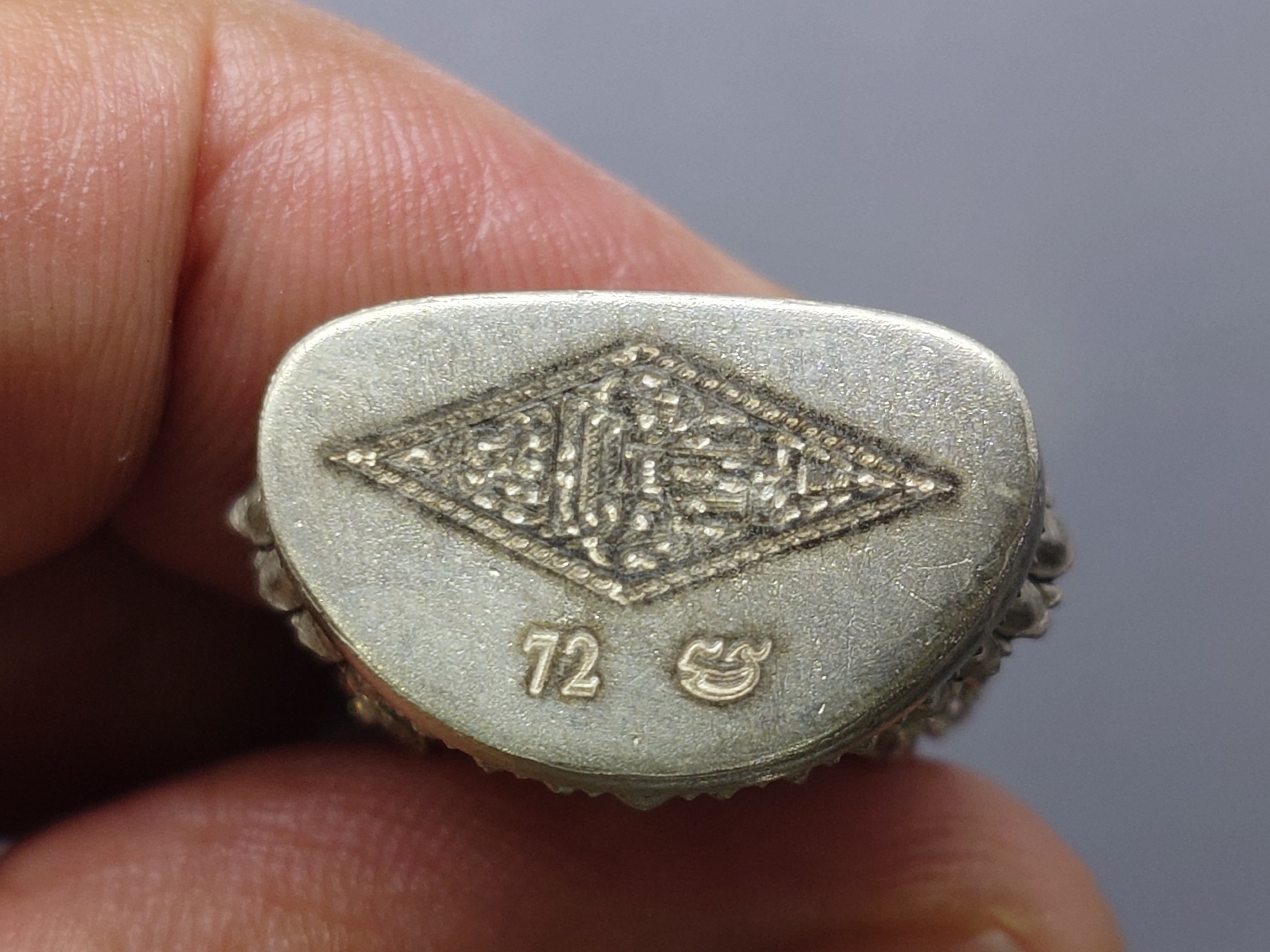 พระพุทธชินราช พิมพ์แต่งฉลุลอยองค์ เนื้อเงิน ลงยาดำ รุ่นจอมราชันย์ วัดพระศรีรัตนมหาธาตุ พิษณุโลก ปี2555 ตลับเดิม สภาพสวยๆ