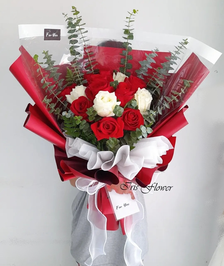 ช่อดอกกุหลาบสีขาวแดง