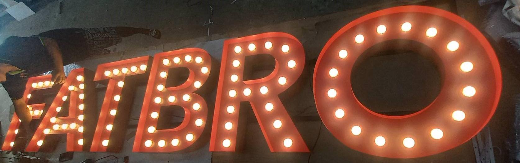ป้ายไฟปิงปองตัวอักษรลอย “FATBRO” | ป้ายตัวอักษรเหล็กสีแดงฝังหลอดไฟหัวกระสุน สะดุดตา เท่ ชัดเจน