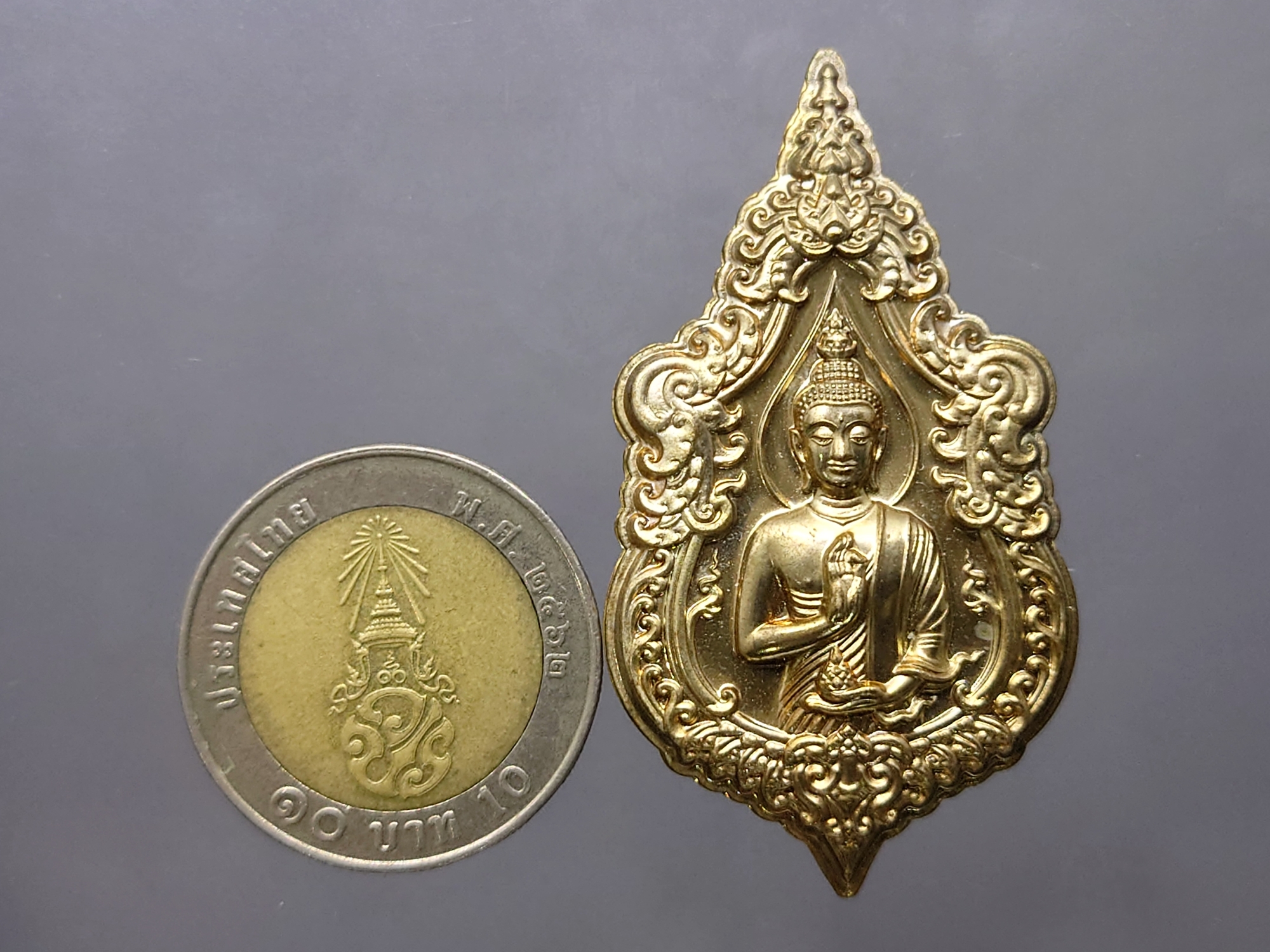 พระพุทธเมตตารวยสุข เนื้อทองทิพย์เหลือบเงิน สร้างโดย อาจารย์เฉลิมชัย โฆษิตพิพัฒน์ พ.ศ.2560 พร้อมใบเซอร์ กล่องเดิม