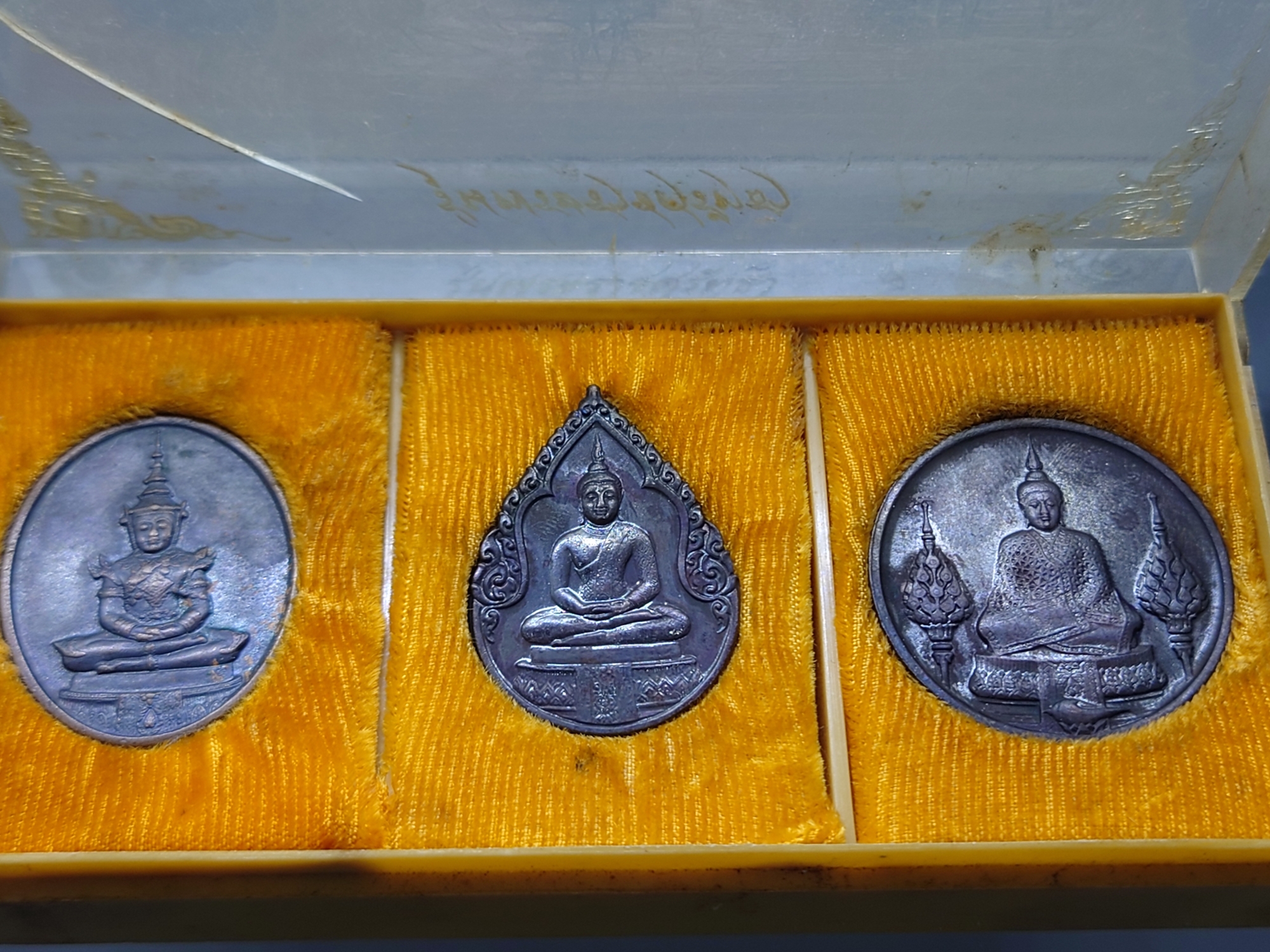 เหรียญพระแก้วมรกต ภปร รุ่นแรก ชุด 3 ฤดู เนื้อทองแดงรมดำ ฉลองกรุงรัตนโกสินทร์ 200 ปี พ.ศ.2525 พร้อมกล่องเดิม