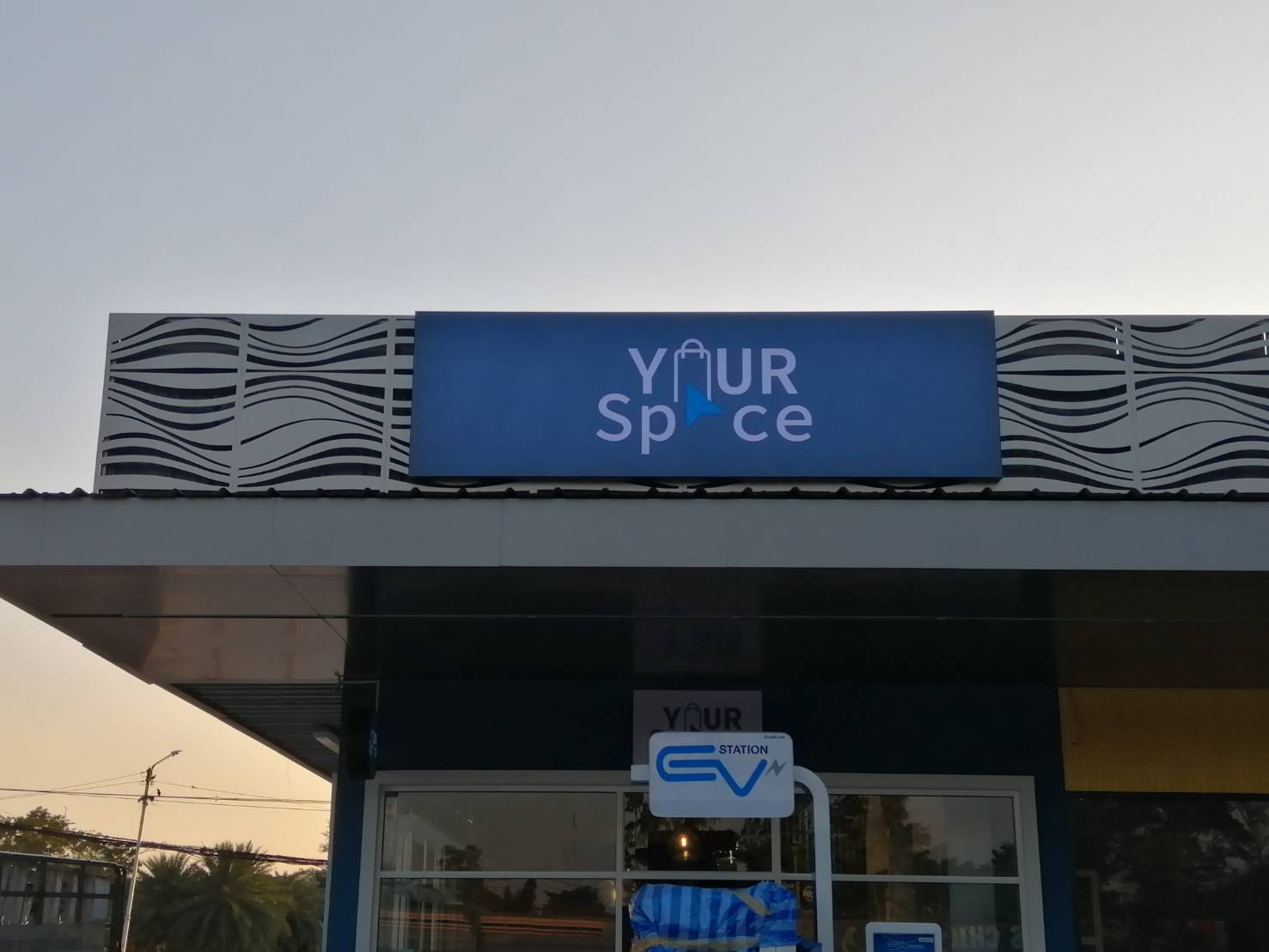 ป้ายตู้ไฟอลูมิเนียมแนวยาวแอลอีดีสีดำ งานYOURSPACE