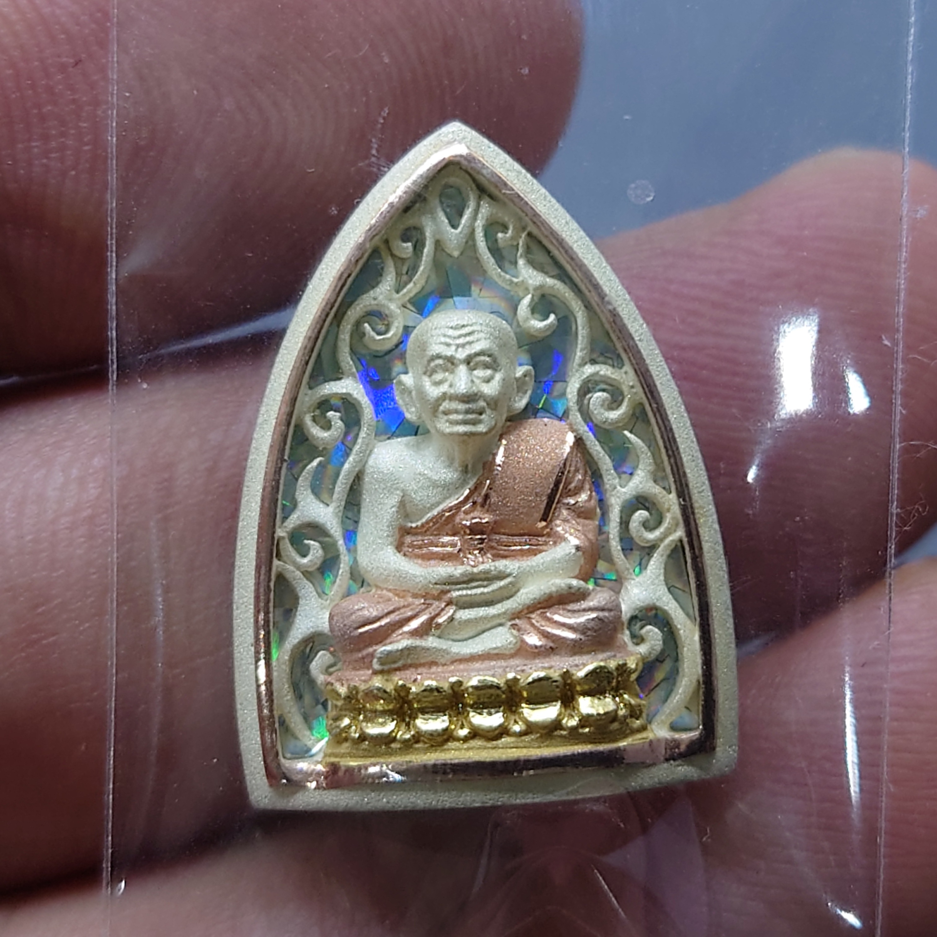 เหรียญหลวงปู่ทวด เนื้อเงิน 3 K รุ่นมงคลบารมี วัดประสาทบุญญาวาส พ.ศ.2545 พิมพ์สามเหลี่ยม ขนาดสูง 2.3 เซ็น พร้อมกล่องเดิม