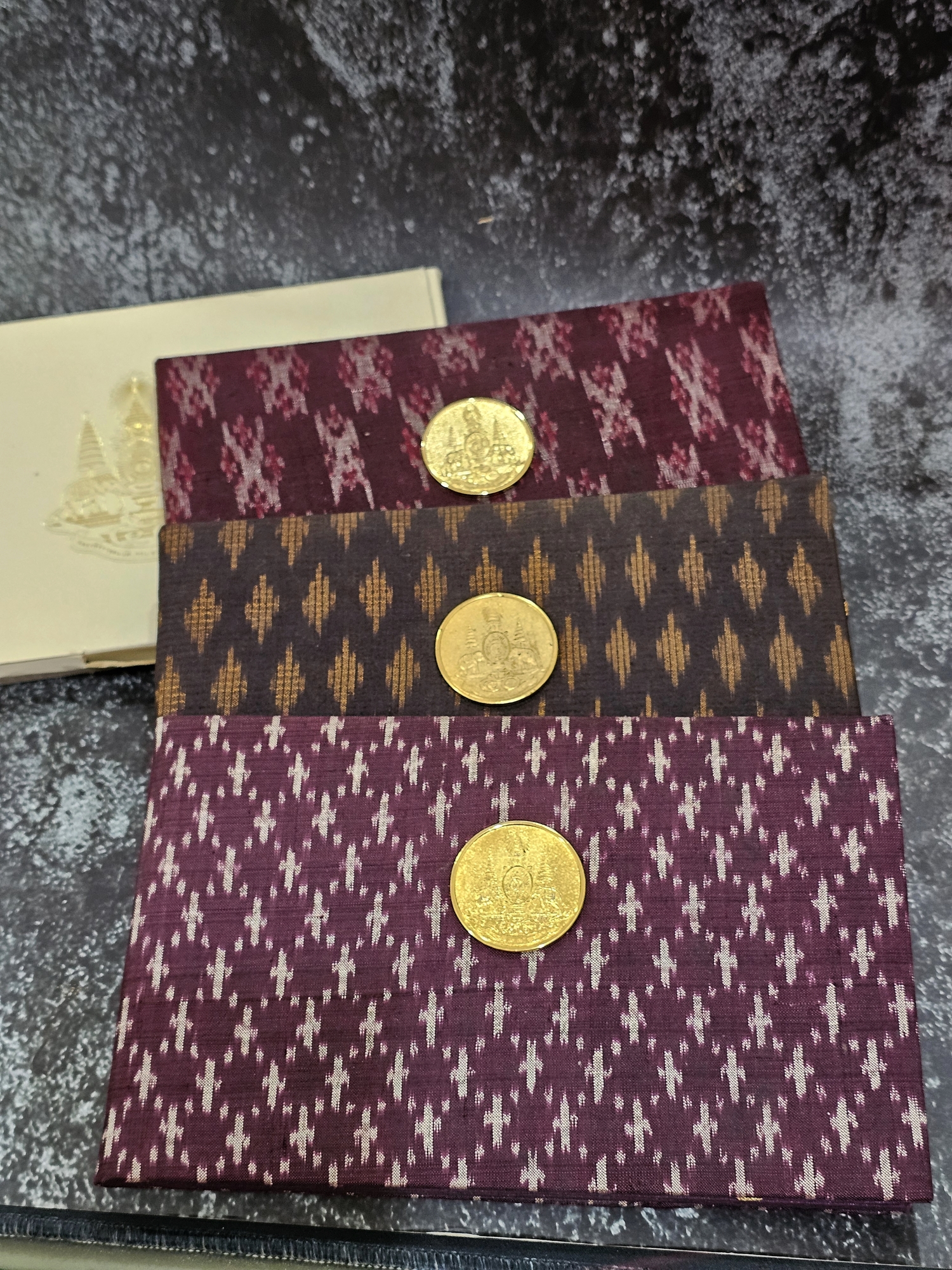 ธนบัตรที่ระลึก 500 บาทแบบพิเศษ พระบาทสมเด็จพระเจ้าอยู่หัวรัชกาลที่ 9 ฉลองสิริราชสมบัติครบ 50 ปี พร้อมปกผ้าไหม หนังสือและกล่อง (ไม่มีซองขาว)