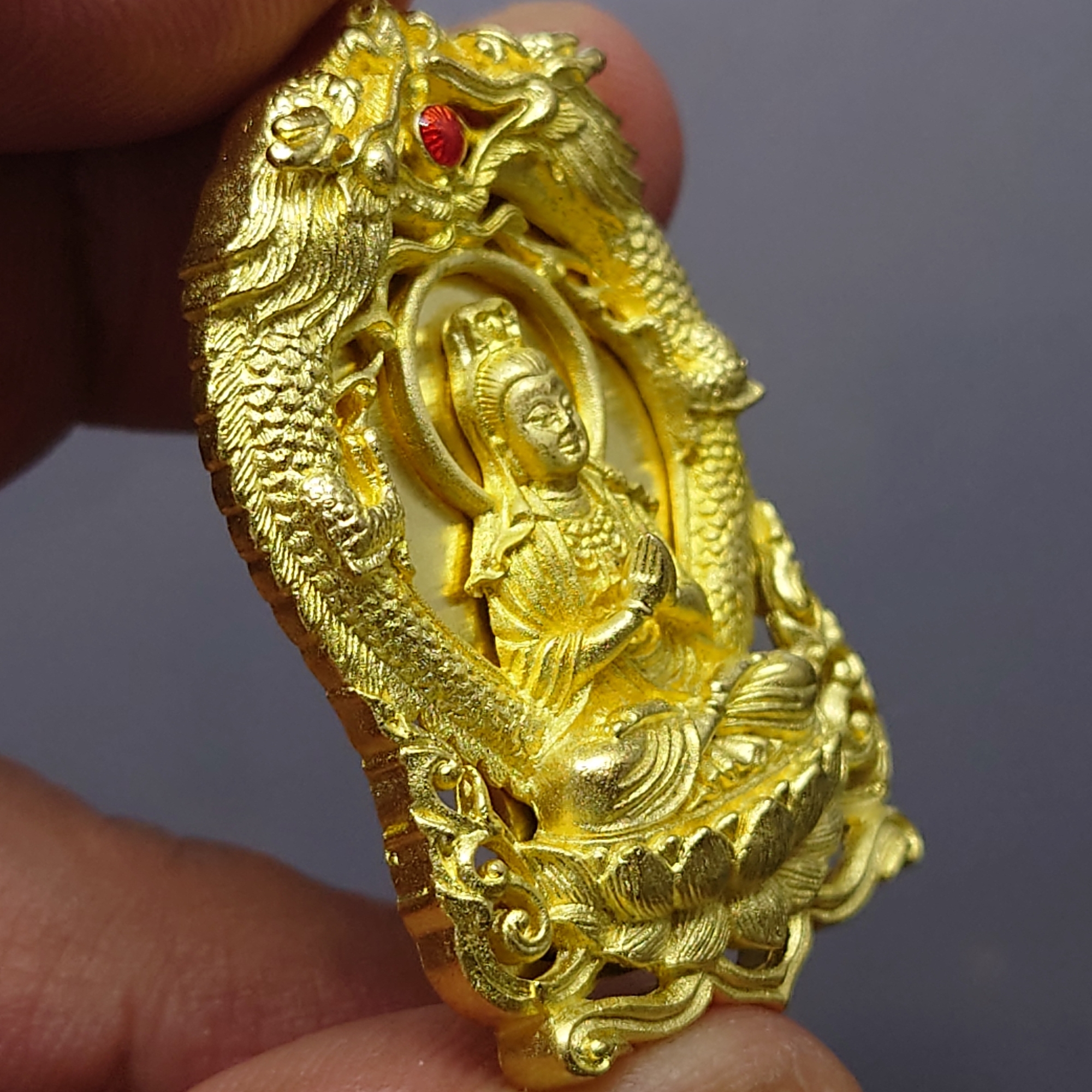 เหรียญฉลุลายยกองค์ พระโพธิสัตว์อวโลกิเตศวร เจ้าแม่กวนอิม มังกรคู่ เนื้อบรอนซ์นอก ชุบทอง รุ่นทรงประทานพร วัดบวรนิเวศวิหาร ปี2555 พร้อมตลับเดิม สำเนา