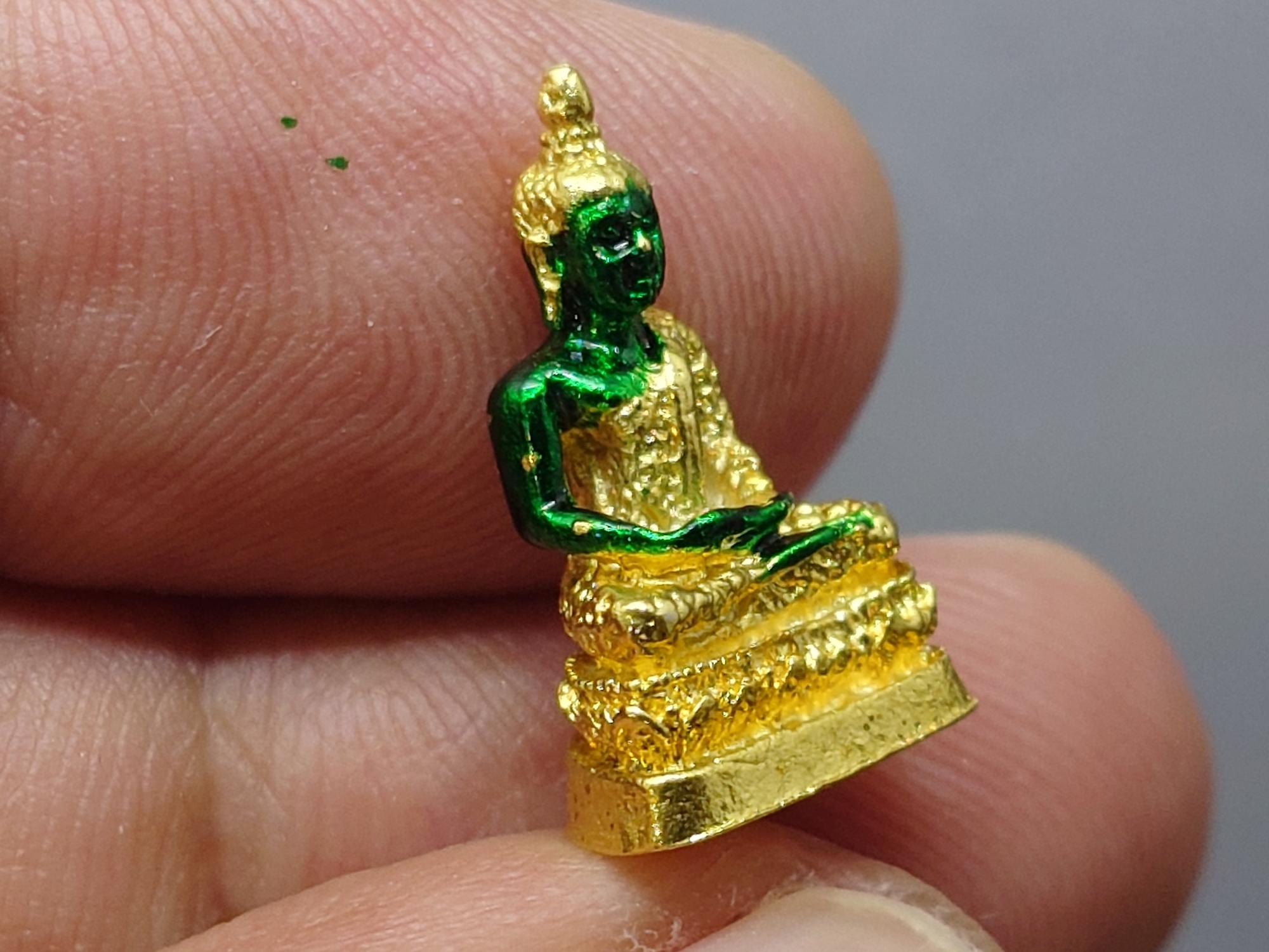 พระพุทธมหามณีรัตนปฏิมากร เนื้อเงินกาหลั่ยทอง ลงยาเขียว ขนาดสูง 1.8 ซ.ม.พิธีมหาพุทธาภิเษก ณ พระอุโบสถวัดพระศรีรัตนศาสดาราม พ.ศ.2538 พร้อมตลับเดิม