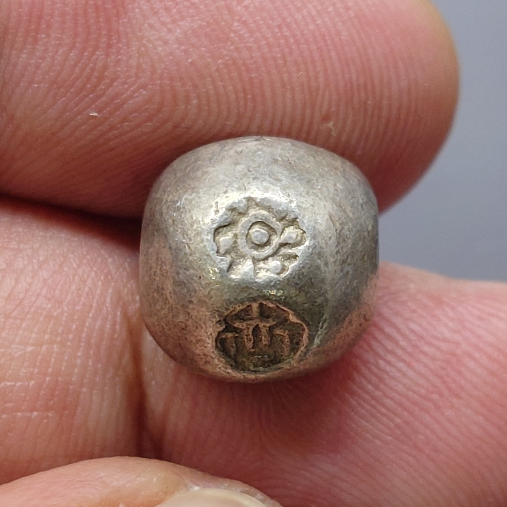 พดด้วง ขนาด 2 สลึง ตราพระแสงจักร - ปราสาท สมัยรัชกาลที่3 ปี2367 ขนาดหายาก สภาพสวย