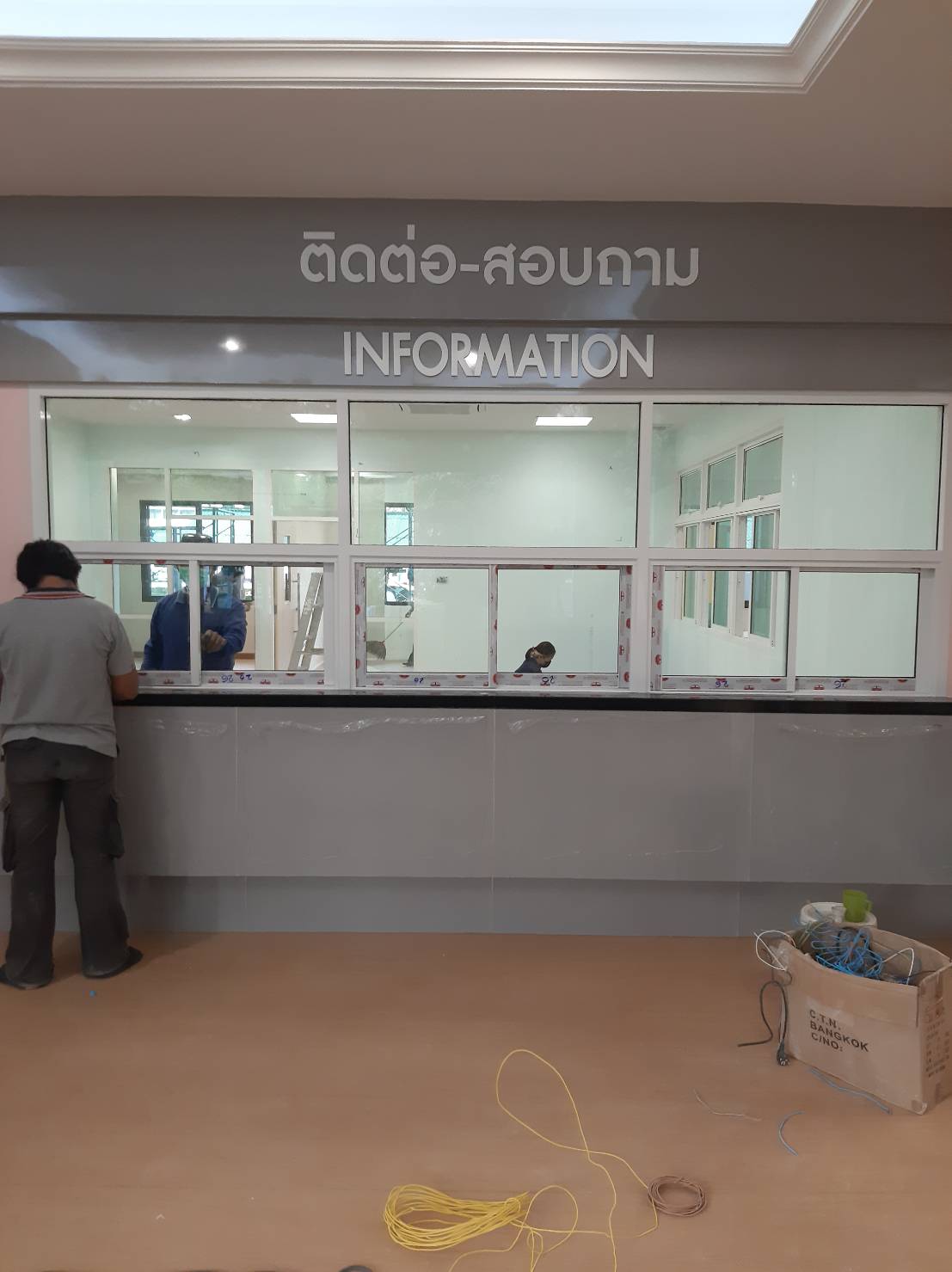 ป้ายตัวอักษรพลาสวู๊ดพ่นสีขาว งานติดต่อสอบถาม