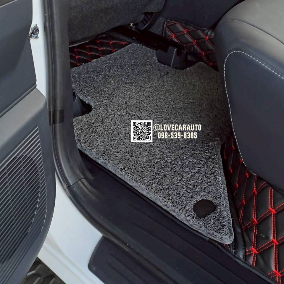 พรมปูพื้นรถยนต์ 7D toyota travo 4ประตู พรมVVIPด้ายคู่ดำด้ายแดง+ดักฝุ่นสีเทา