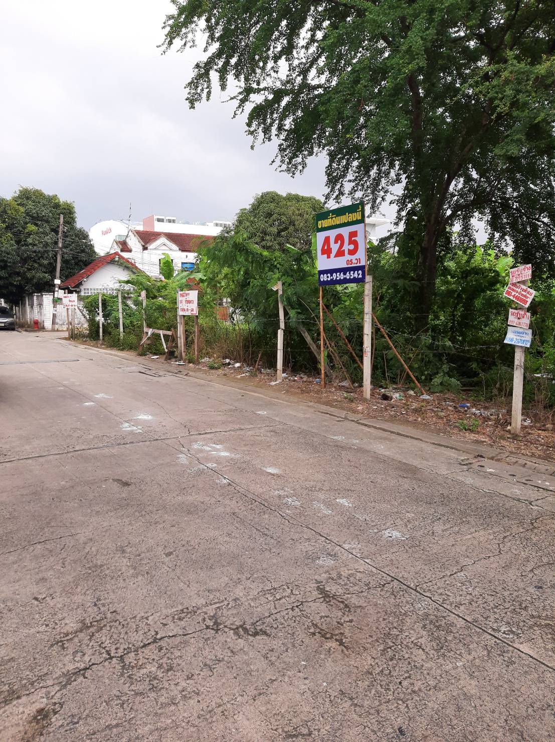 ป้ายไวนิลขึงโครงไม้พร้อมขาปักดิน งานขายที่ดินแปลงนี้ 425 ตร.วา