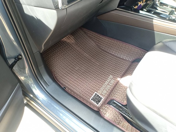 ผ้ายางปูพื้นรถยนต์ Mazda CX-30 ลายลูกศรสีน้ำตาล