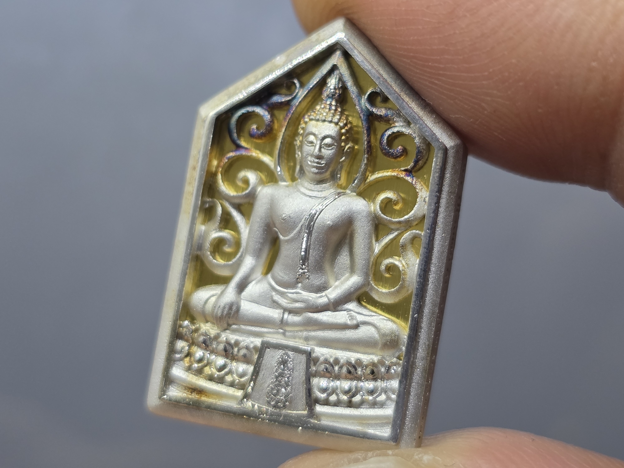 พระพุทธรูปคุ้มเกล้าฯ รูปห้าเหลี่ยม เนื้อเงิน ชุบทองคำขาว "ใต้ร่มพระบารมี คุ้มเกล้าฯ" ที่ระลึก 60 ปี โรงพยาบาลภูมิพลฯ ปี2552 พร้อมตลับเดิม