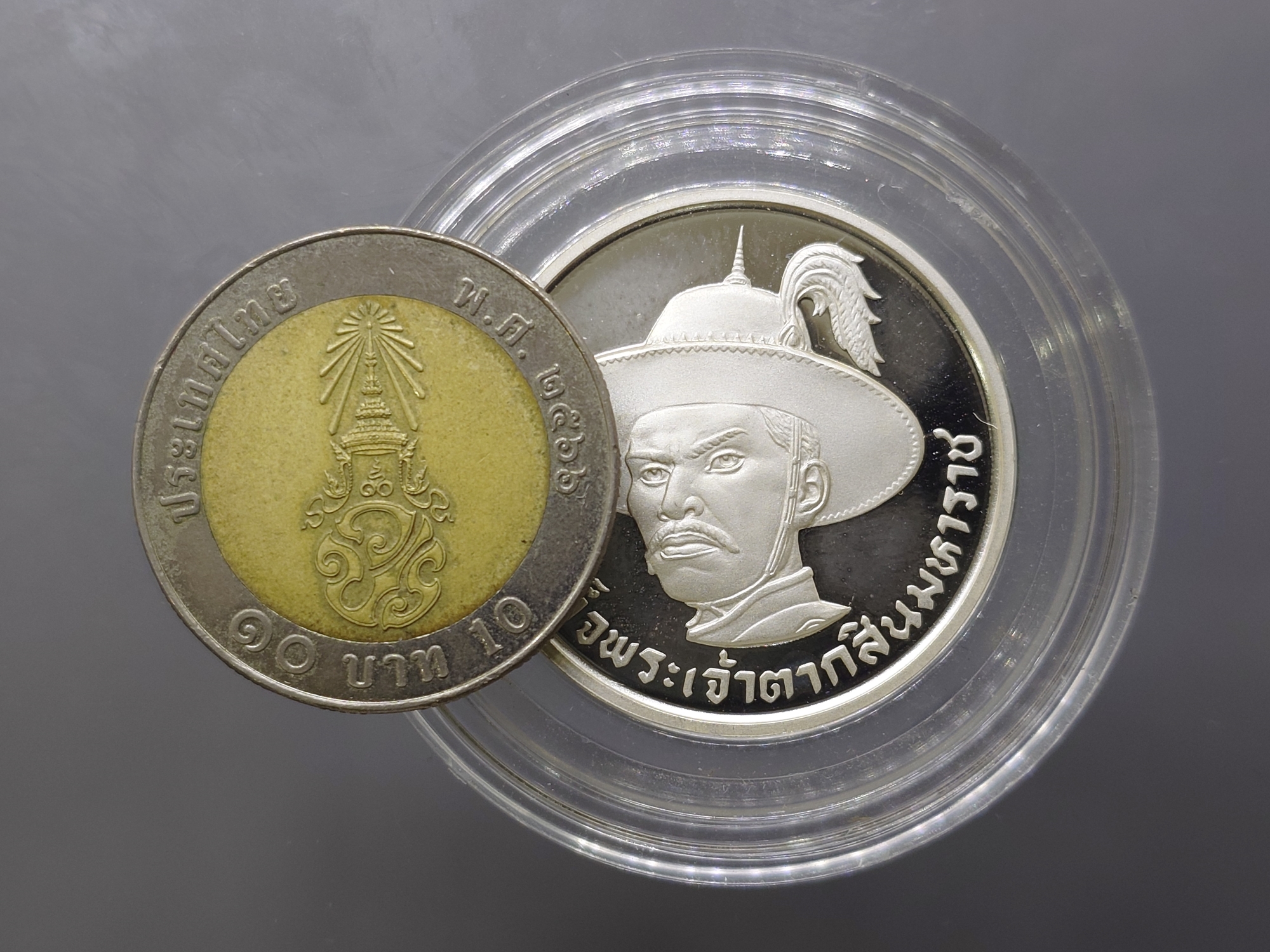 เหรียญสมเด็จพระเจ้าตากสิน เนื้อเงินขัดเงา ที่ระลึกเปิดพระบรมราชานุสาวรีย์ ณ พระราชวังเดิม พ.ศ.2540 พร้อมกล่องเดิม