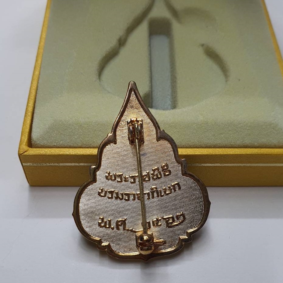 เข็มกลัด เข็มที่ระลึก ตราสัญลักษณ์พระราชพิธีบรมราชาภิเษก ร10 พุทธศักราช 2562