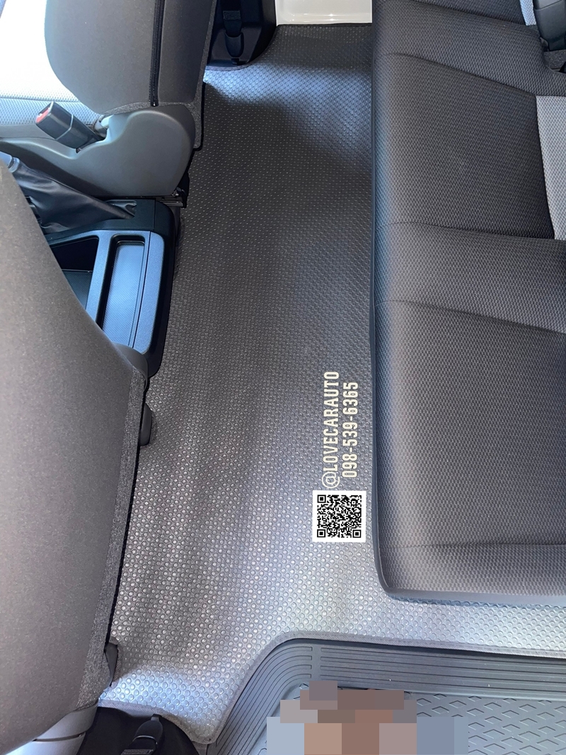 พรมกระดุม Toyota Hiace 2023 เดิมๆ กระดุมเล็ก ครีม 12 ที่นั่ง